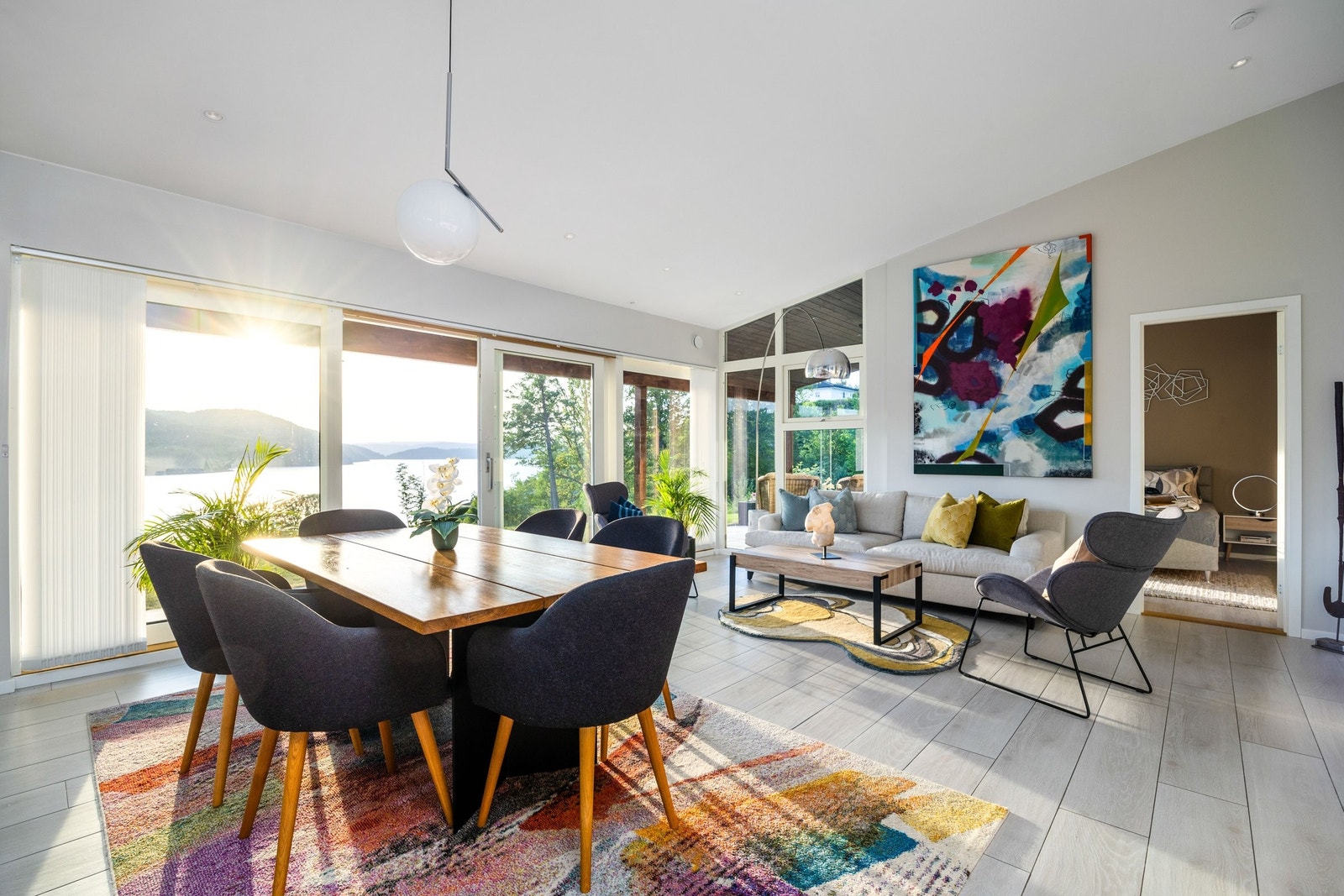 Samlingspunkt med god takhøyde. Galleribilde