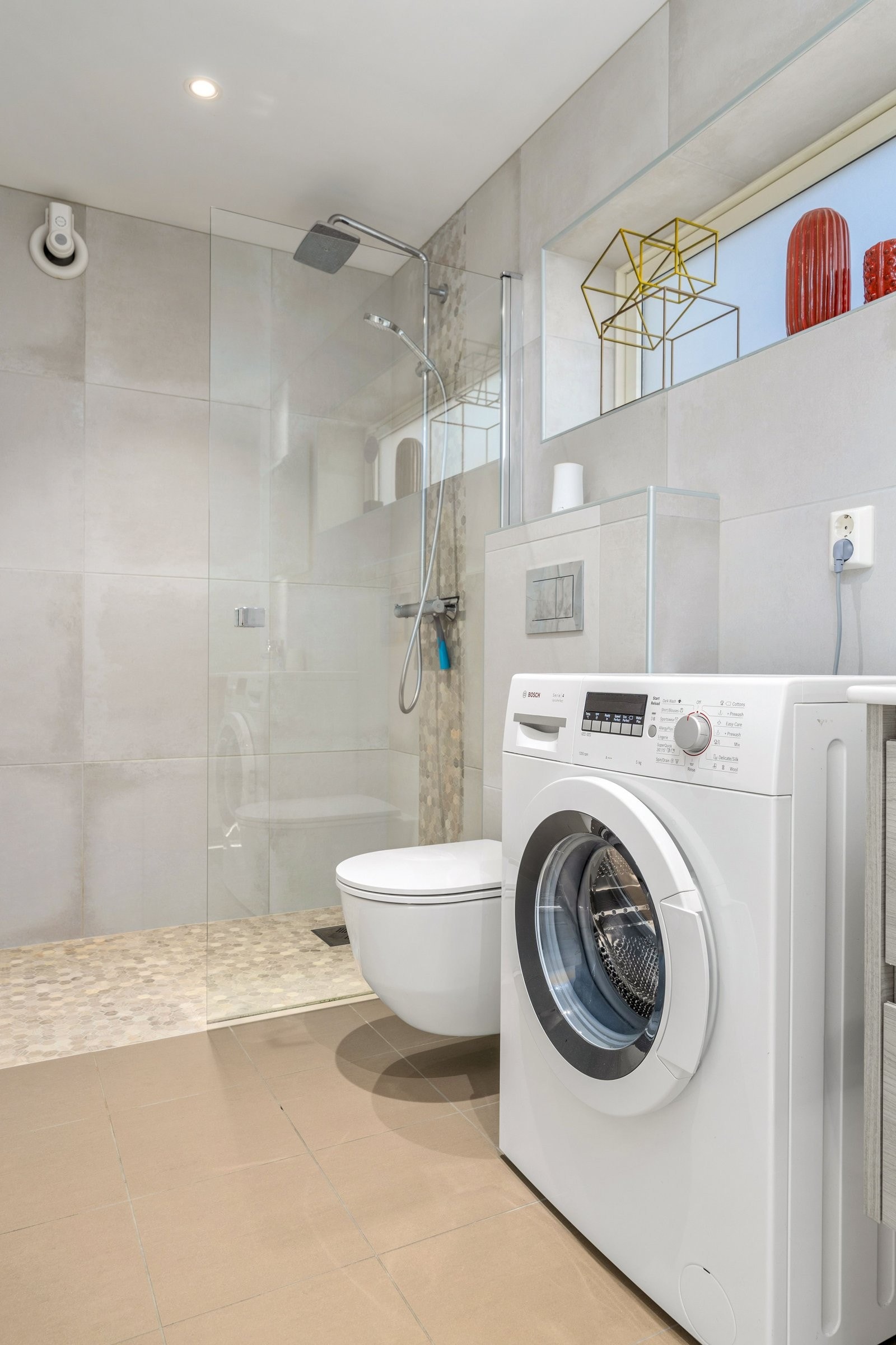 Stilrent bad med gulvvarme og moderne fliser. Galleribilde