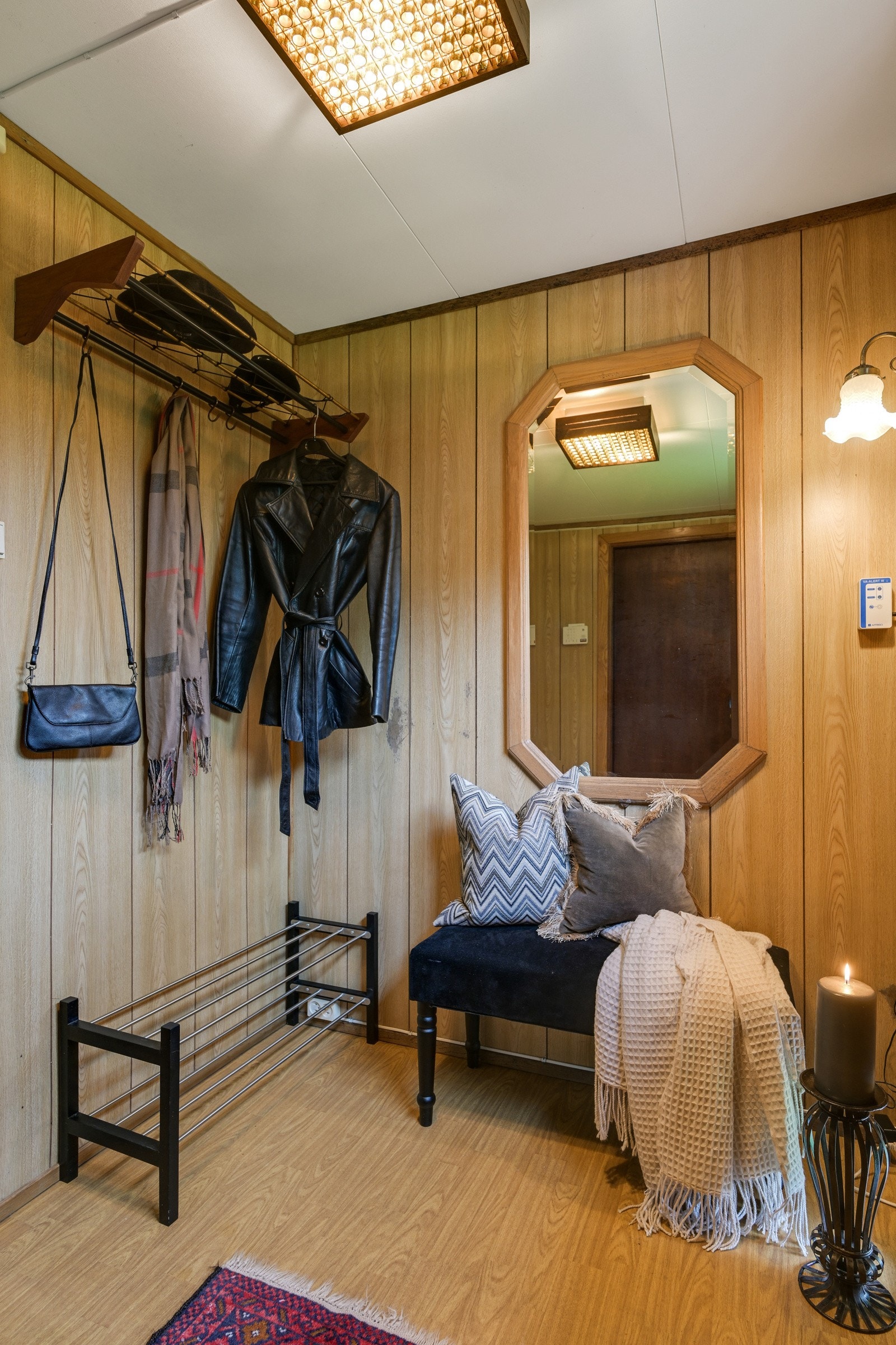 Vindfang og entrè nr 2 har plass til å henge fra seg yttertøyet Galleribilde