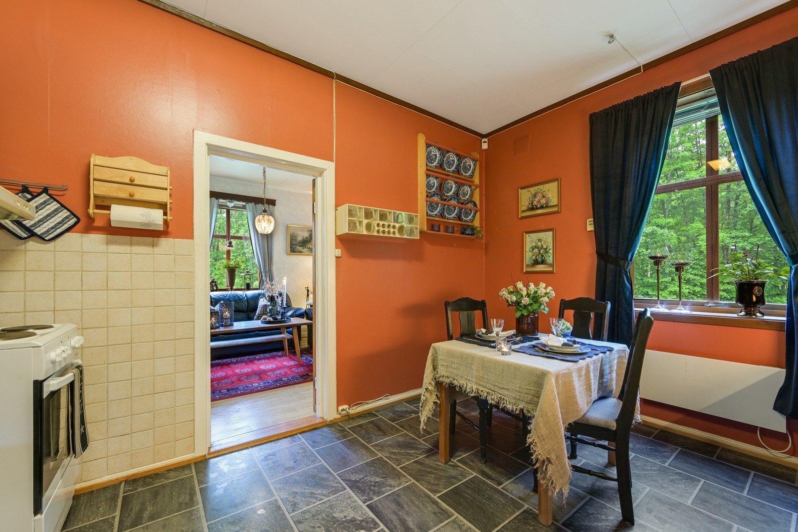 Boligens første kjøkken er luftig og har god plass til det en måtte trenge på et kjøkken Galleribilde