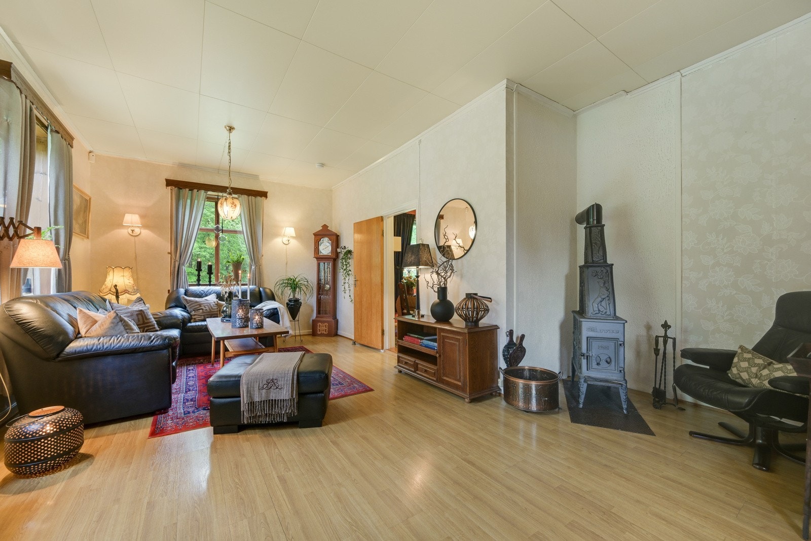 I denne romslige stuen kan man få inn det en måtte ønske av møblement Galleribilde