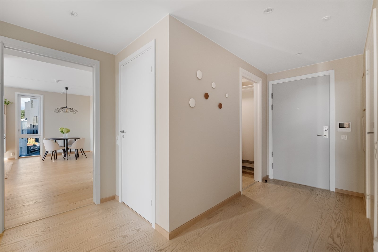 Det åpne rommet ved inngangsdøren er en praktisk innebod. Galleribilde