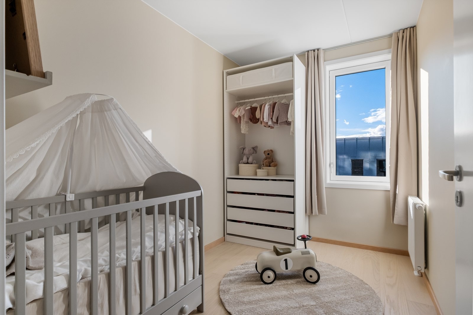 Soverom nummer 2. Alle rommene har smarte garderobeløsninger. Galleribilde