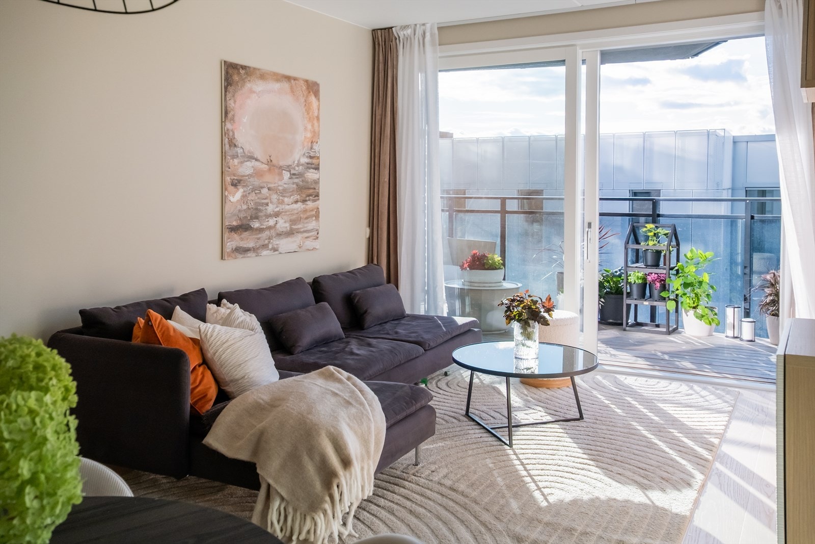 A-konto fyring og varmtvann er inkludert i felleskostnade. Boligen er oppvarmet med vannbårene varme fra radiator, samt
gulvvarme på bad. Galleribilde