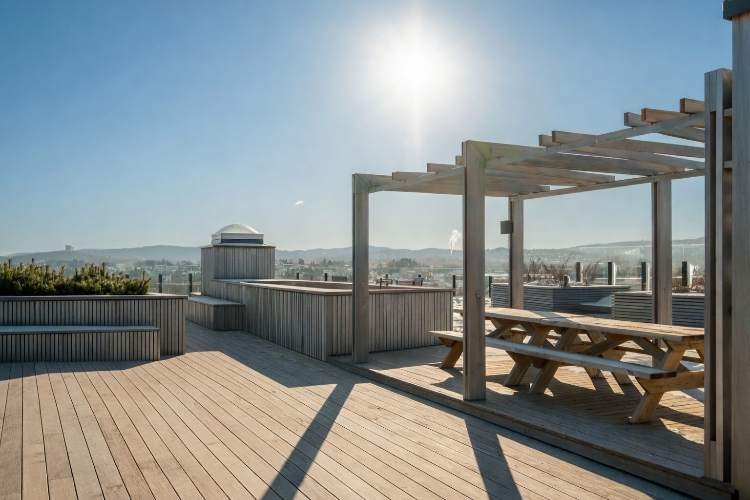 Det er flere takterrasser i sameiet. Her kan du nyte flott utsikt, ideelle solforhold og fine sitteplasser. Galleribilde