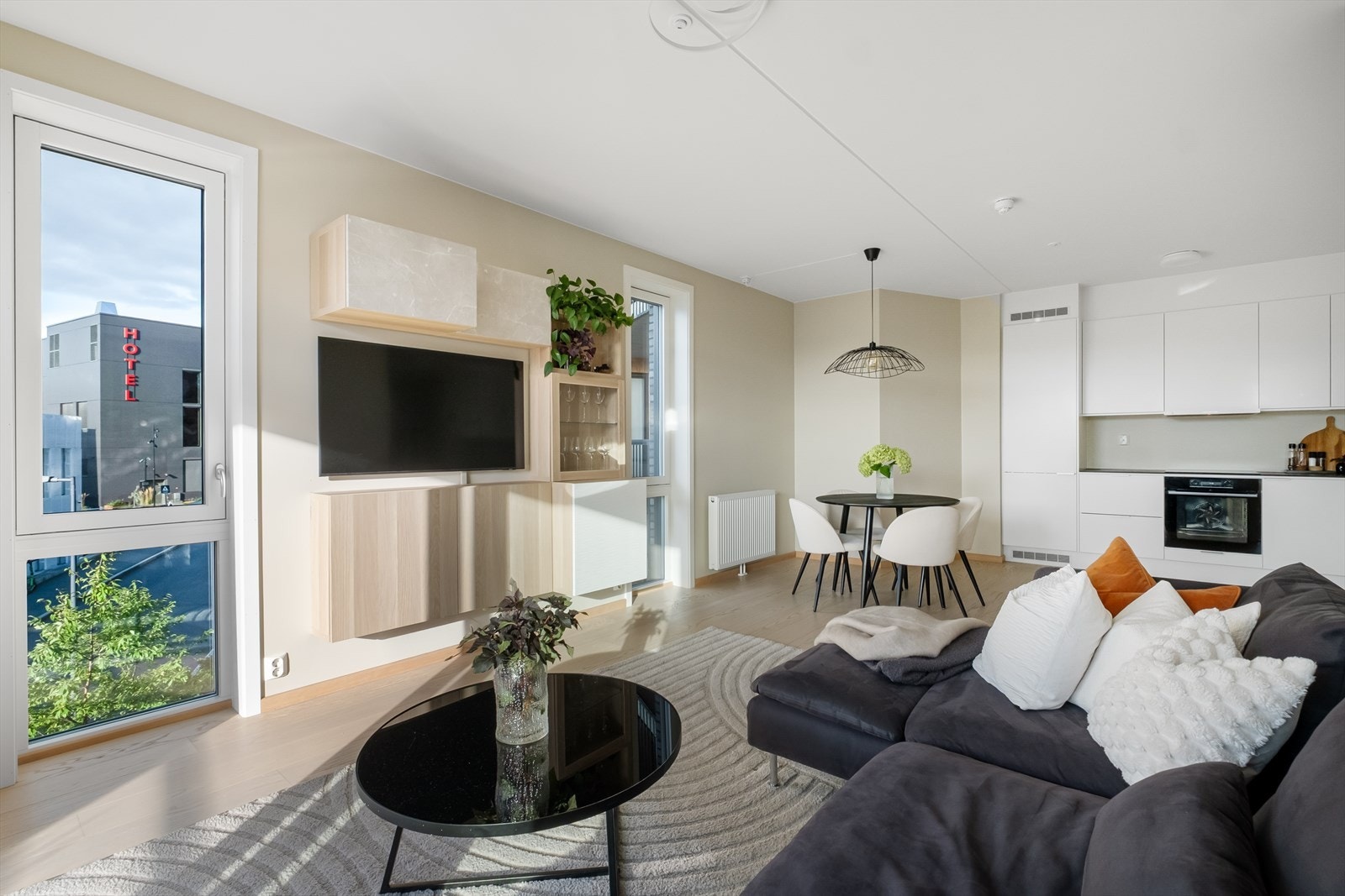 Det er rikelig med lysinnslipp fra flere himmelretninger i stue. Galleribilde