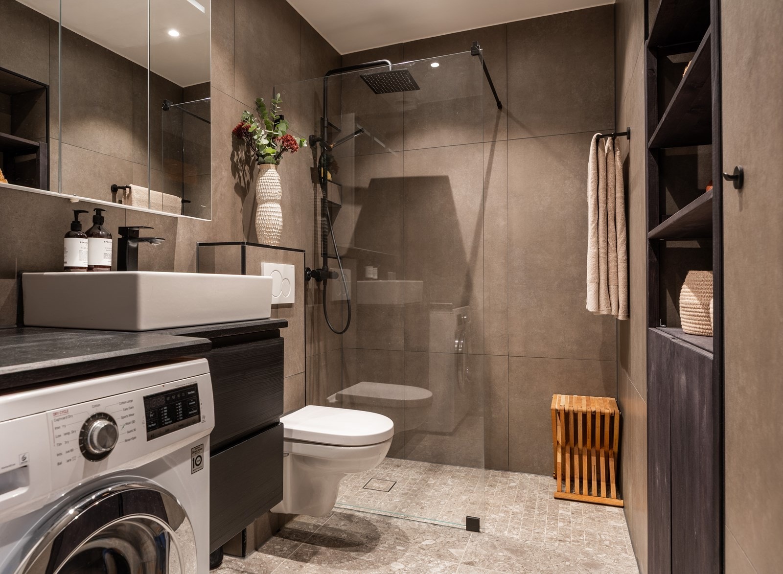 Moderne bad fra 2021. Det foreligger dokumentasjon. Varmtvann er inkl. i felleskostnader. Galleribilde