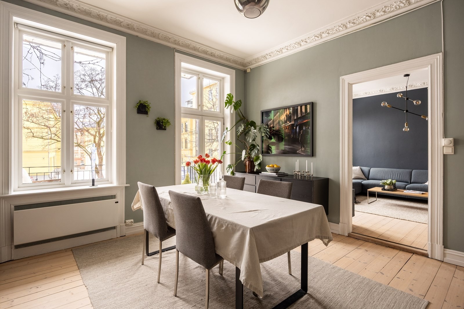 Fra stuen er det delvis åpen løsning mot stort spisekjøkken med utgang til balkong. Galleribilde