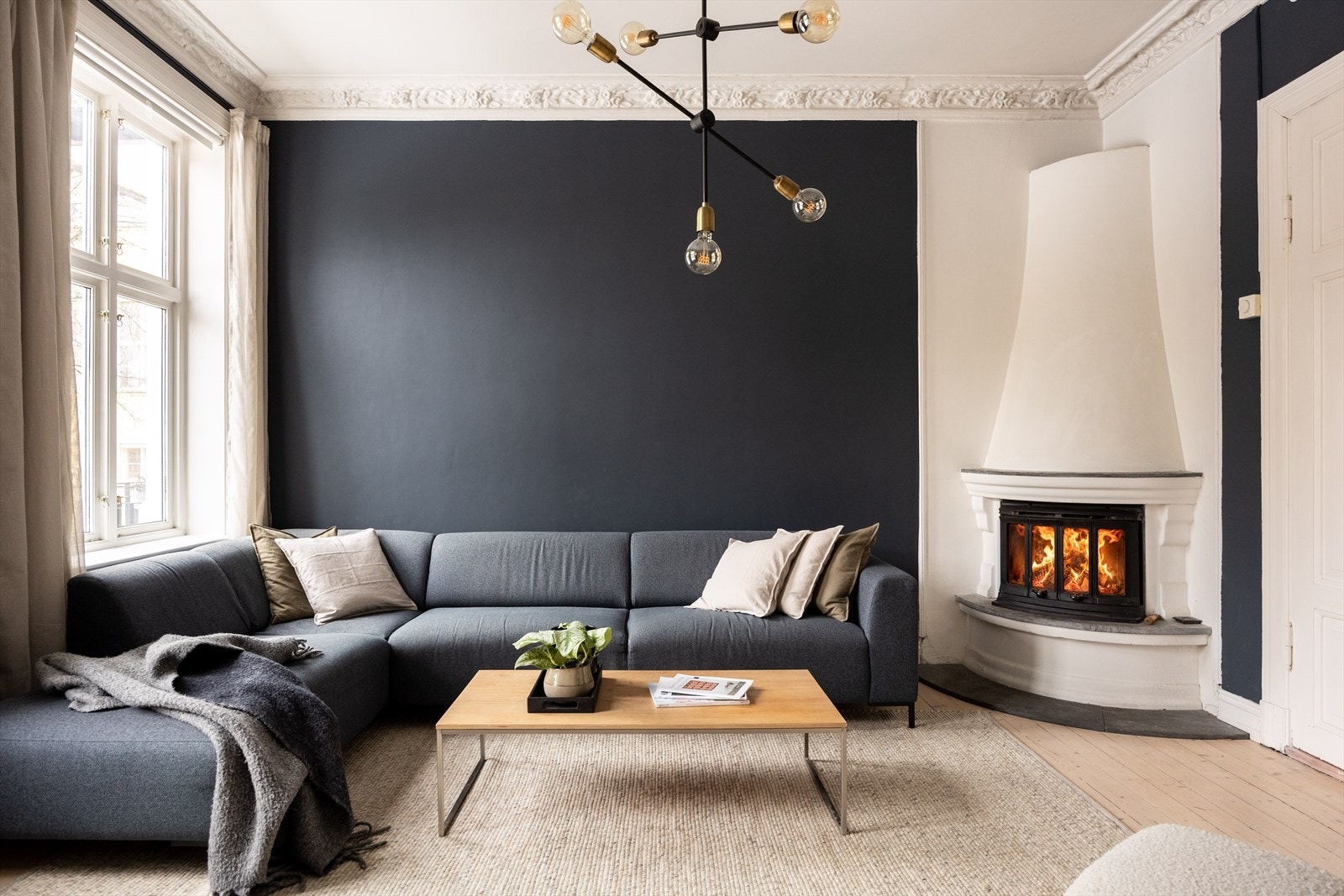 Hyggelig peis i stue. Galleribilde