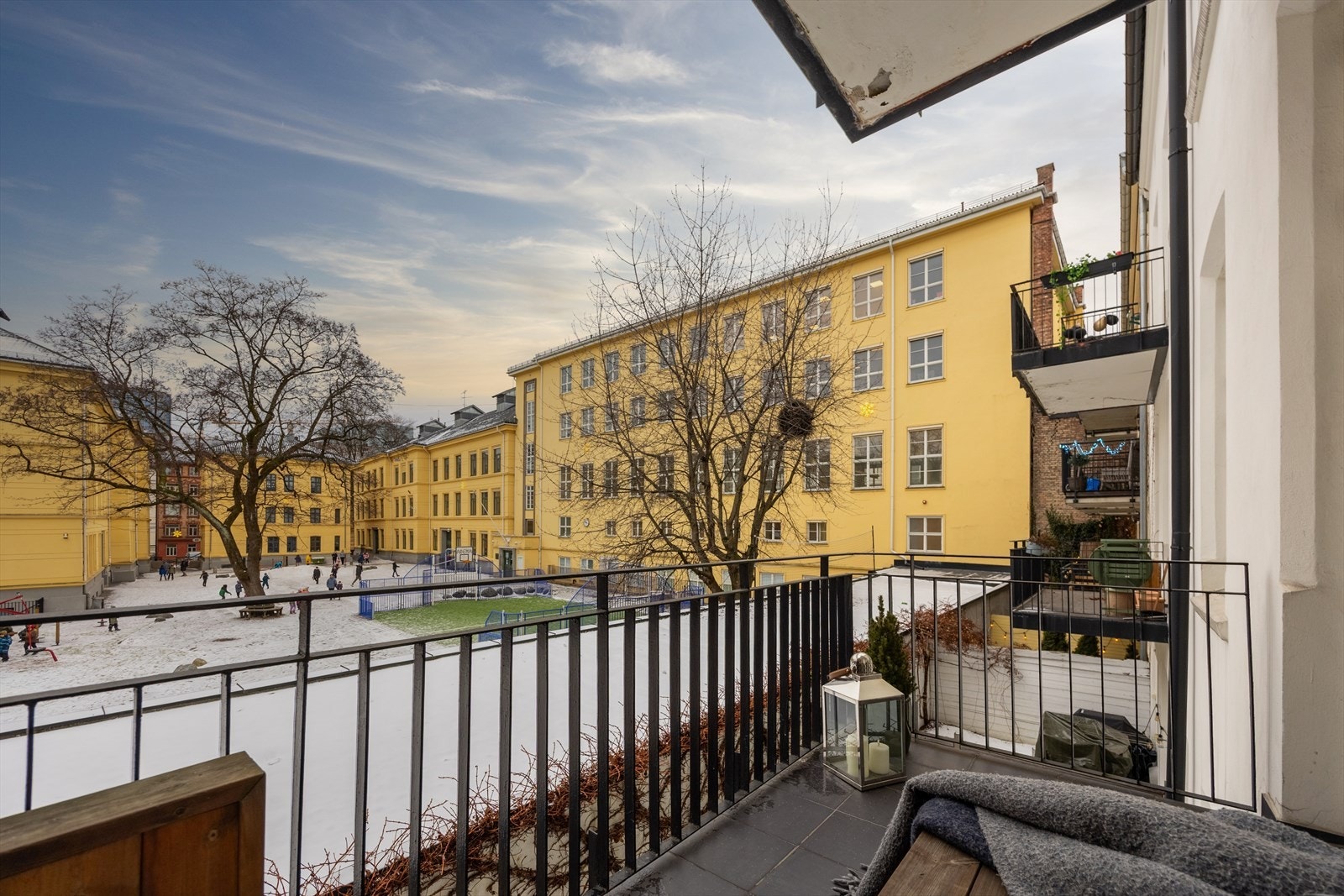 Balkongen har fritt utsyn mot Møllergata skole, som er Oslos eldste barneskole. Planen pr. dags dato er at skolen avvikles som grunnskole, og skal brukes til videregående opplæring fra høst 2026. Galleribilde