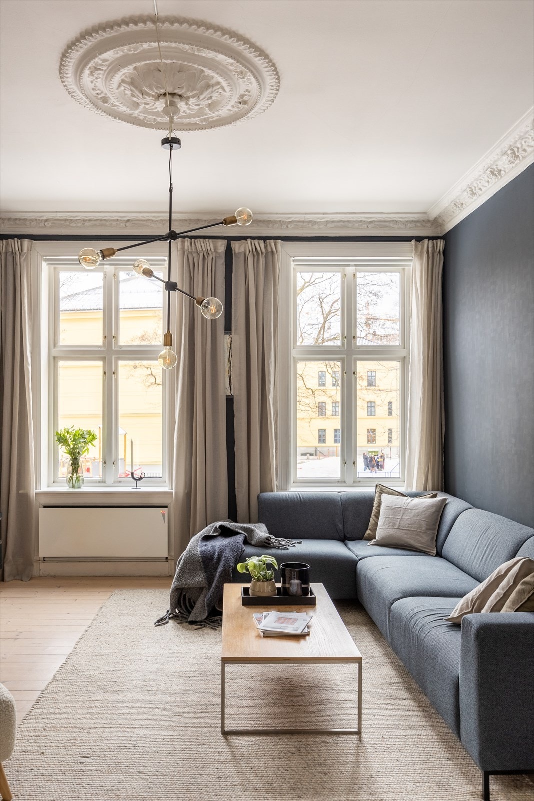 Romslig stue med god plass til ønsket møblement. Galleribilde