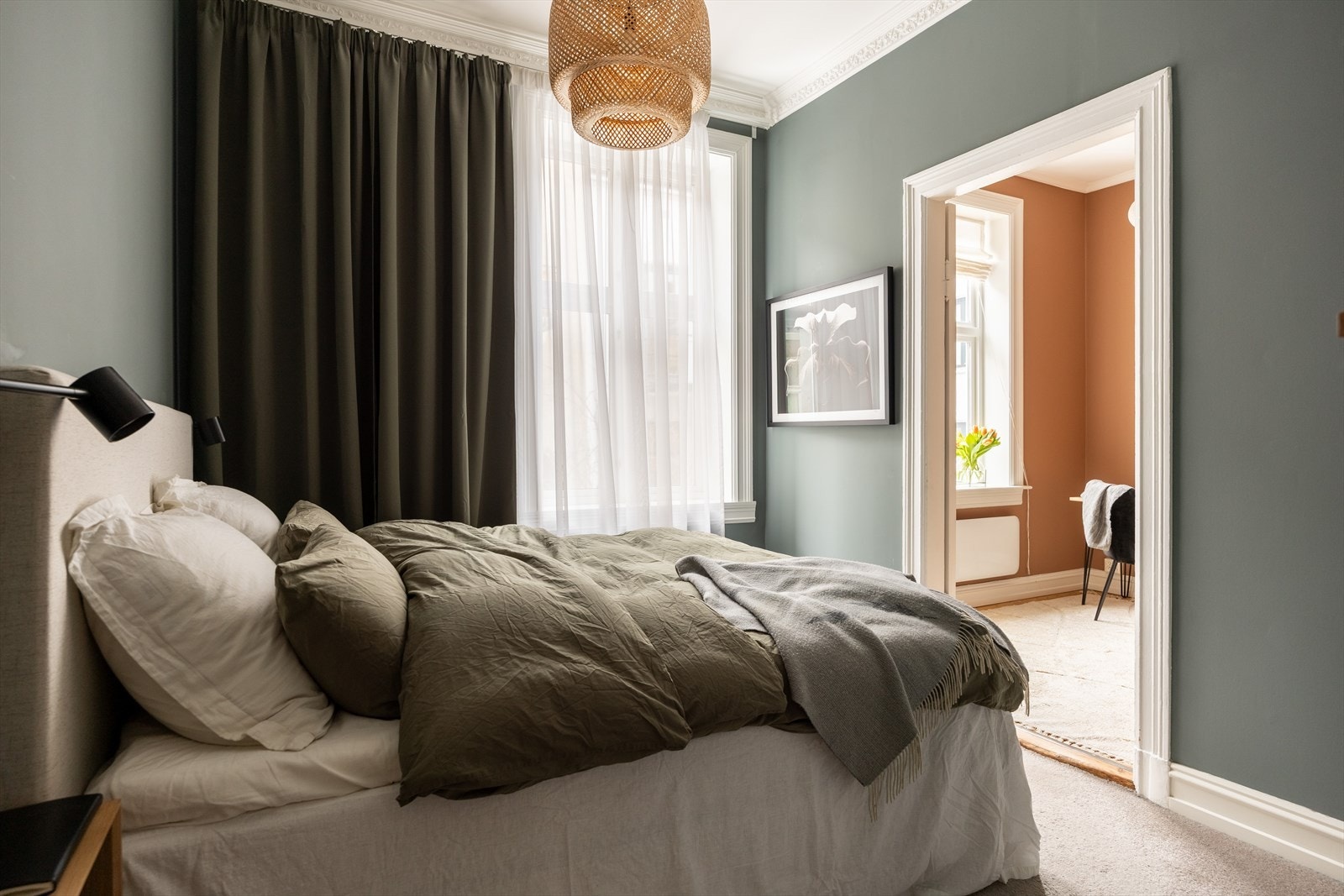 Behagelig soverom vent mot rolig gårdsrom. Galleribilde