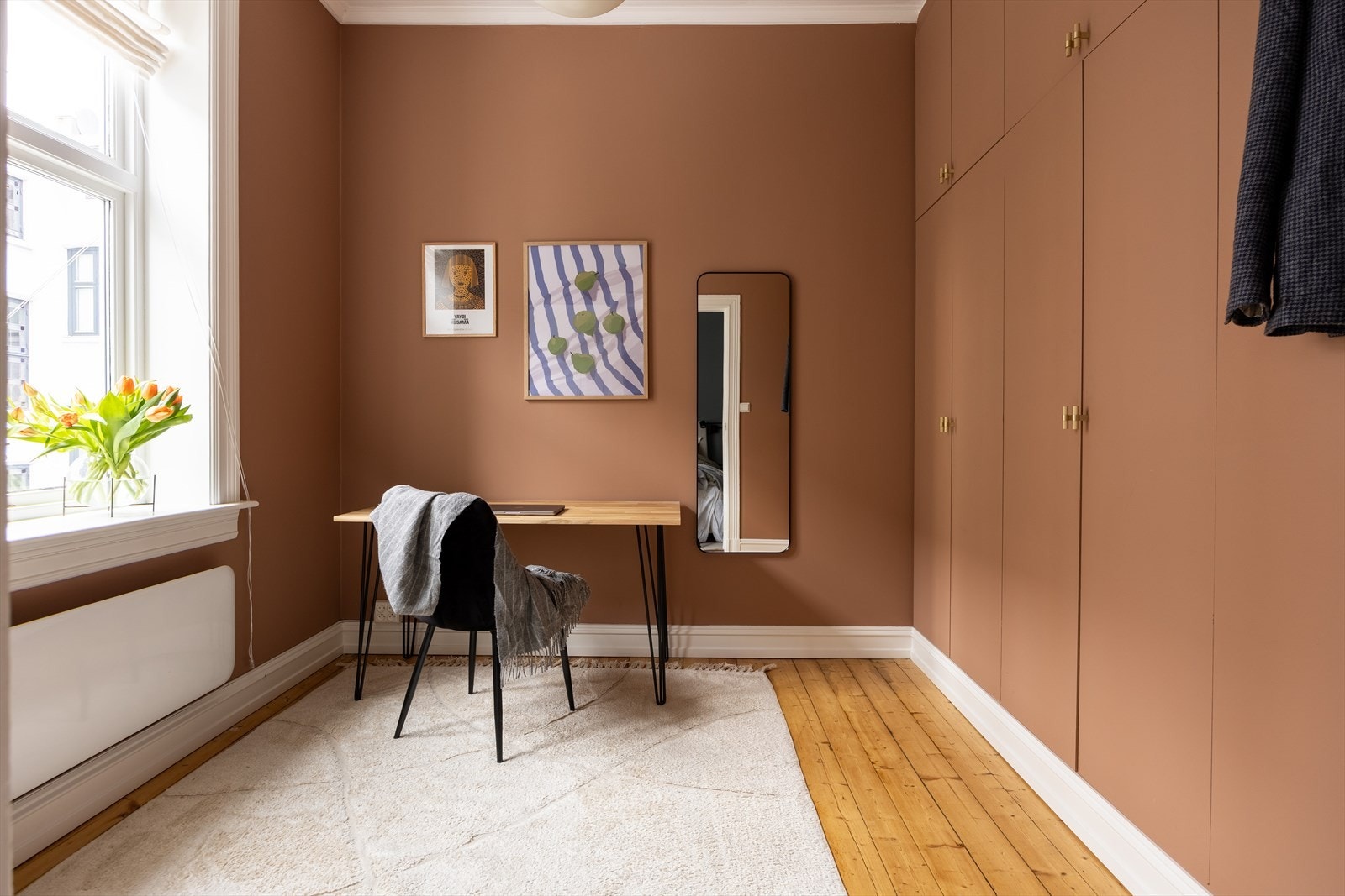 Boligens andre soverom passer utmerket som barnerom, kontor eller walk-in closet. Galleribilde