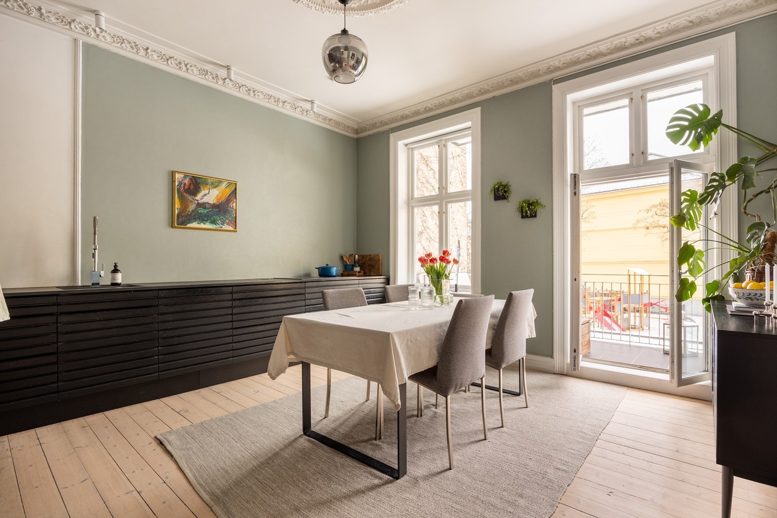 Leiligheten utmerker seg med nydelige klassiske detaljer i kombinasjon med moderne preg. I 2021 ble boligen vesentlig oppusset med nytt kjøkken og bad. Galleribilde