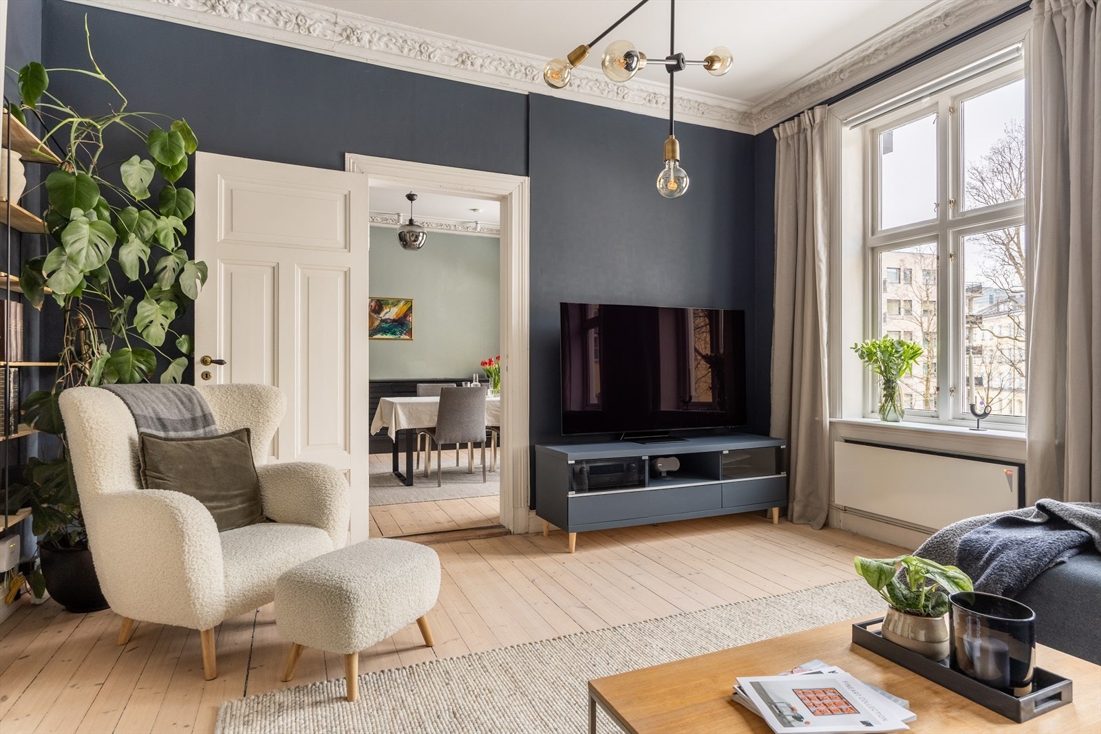 Leiligheten har originale tregulv, store vindusflater og takhøyde på ca. 3 meter, sammen stukkatur og rosetter. Galleribilde