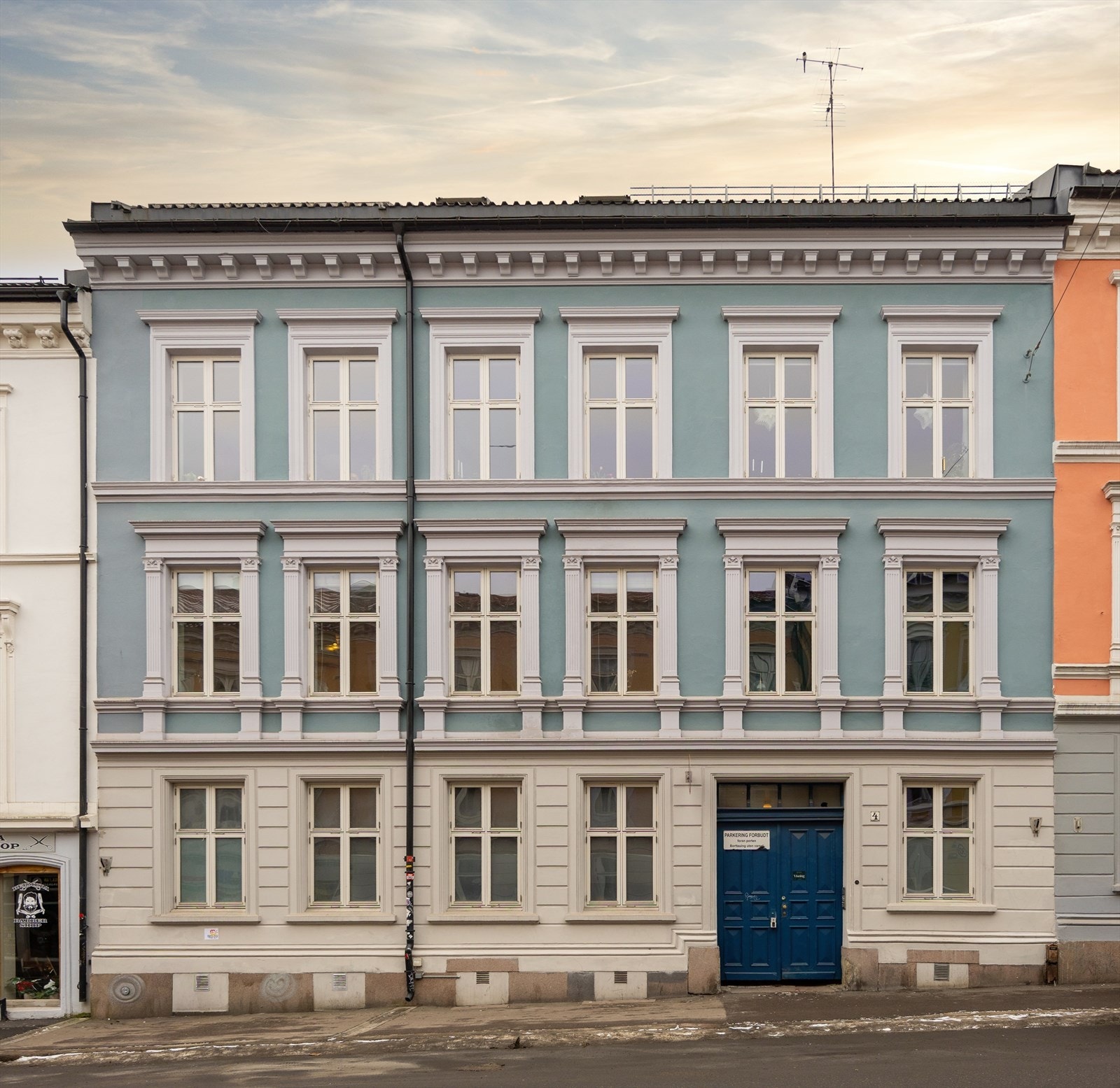 Inngang fra Rosteds gate. Boligen ligger i et bygg i indre gårdsrom. Galleribilde
