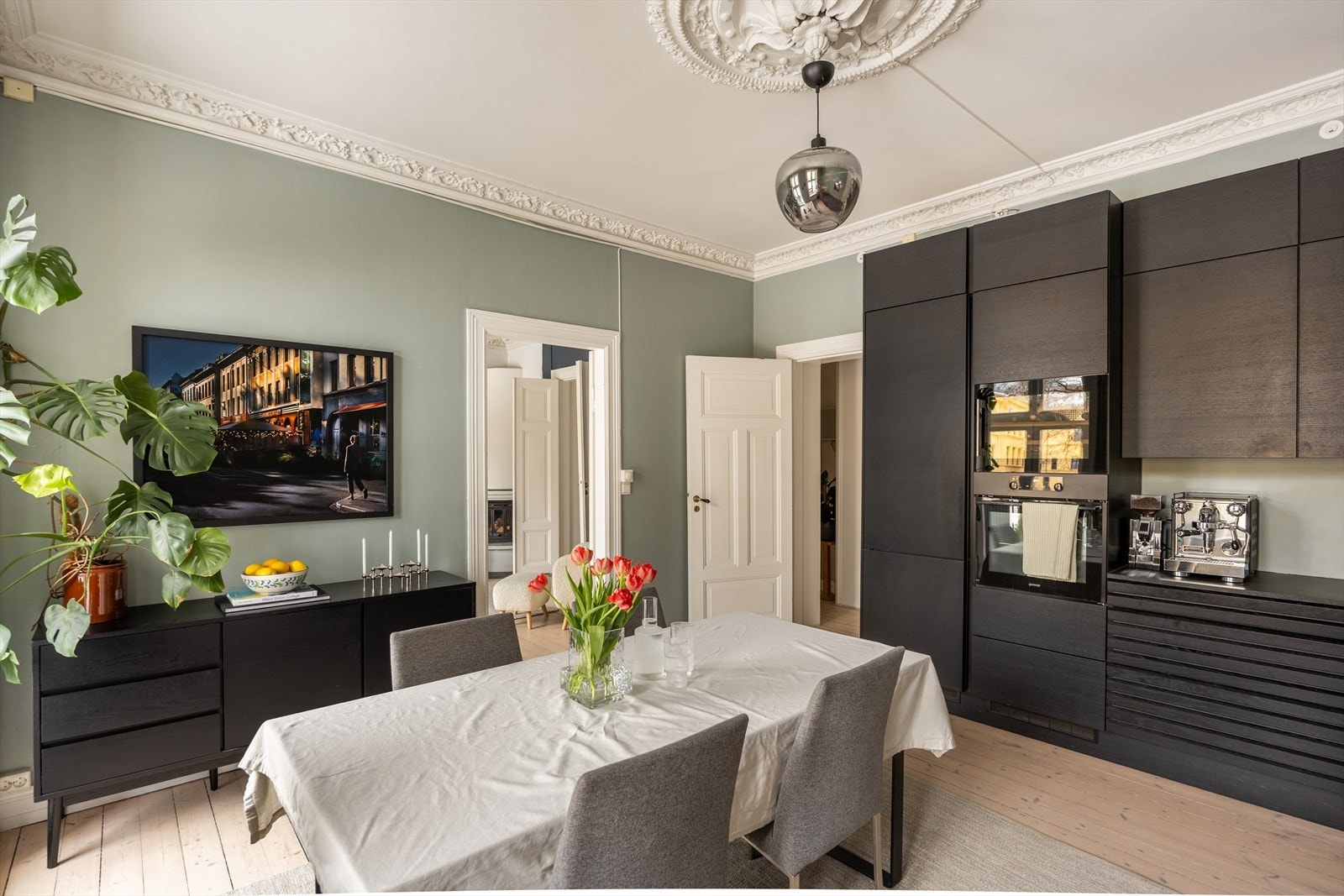 Det er god plass til spisebord på kjøkkenet. Galleribilde