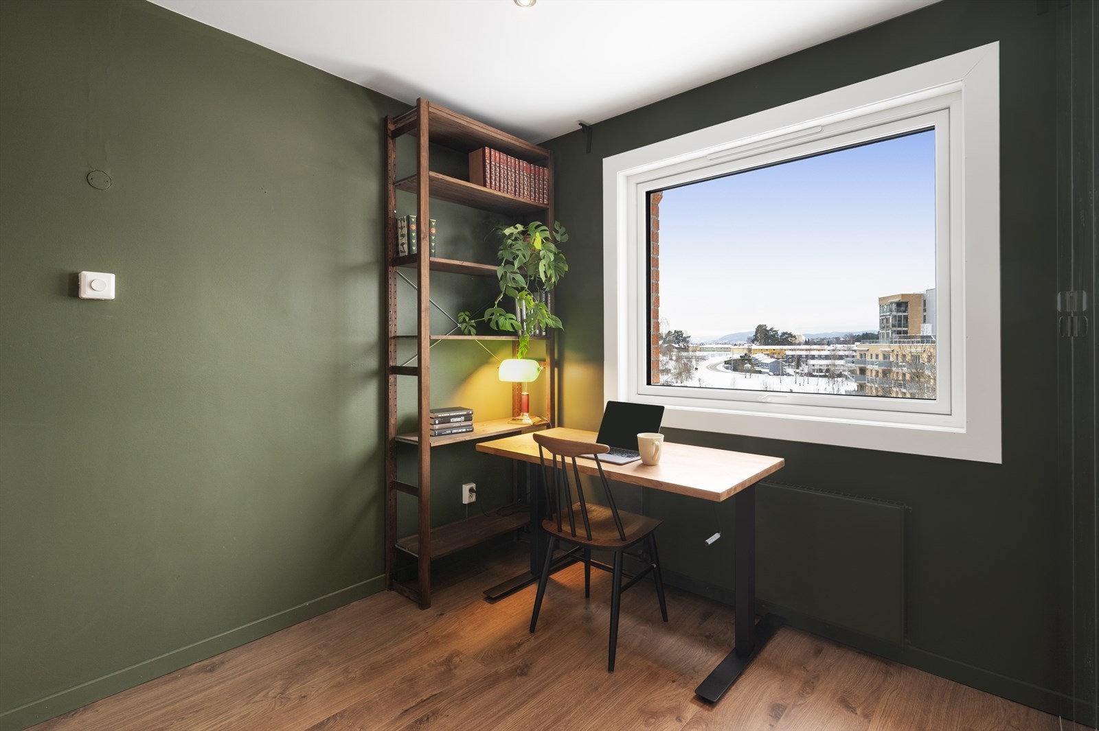 Speilgarderoben bidrar til å gjøre rommet lyst og luftig. Galleribilde