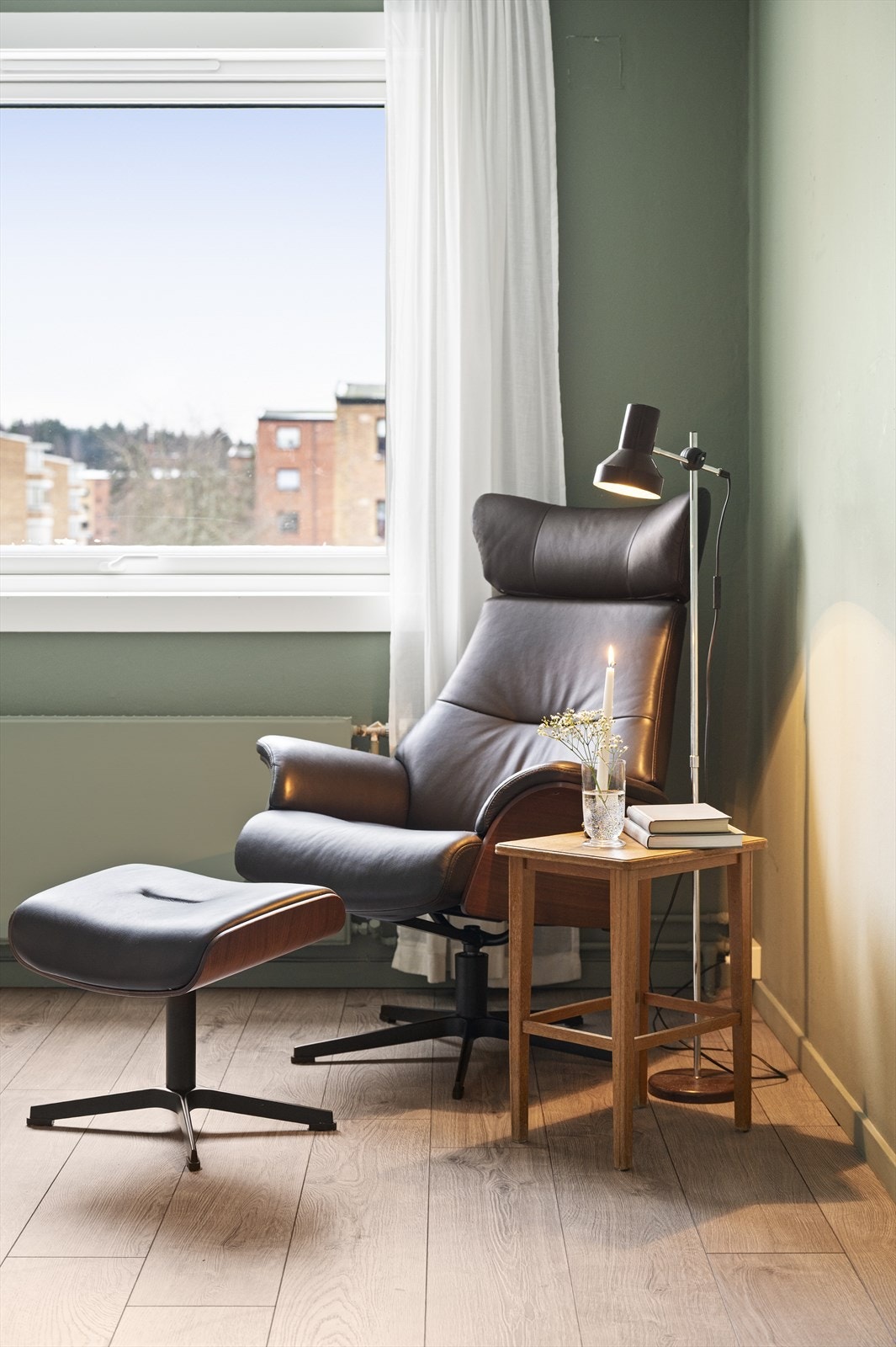 Et lunt og behagelig rom med gode lysforhold fra vinduet. Galleribilde