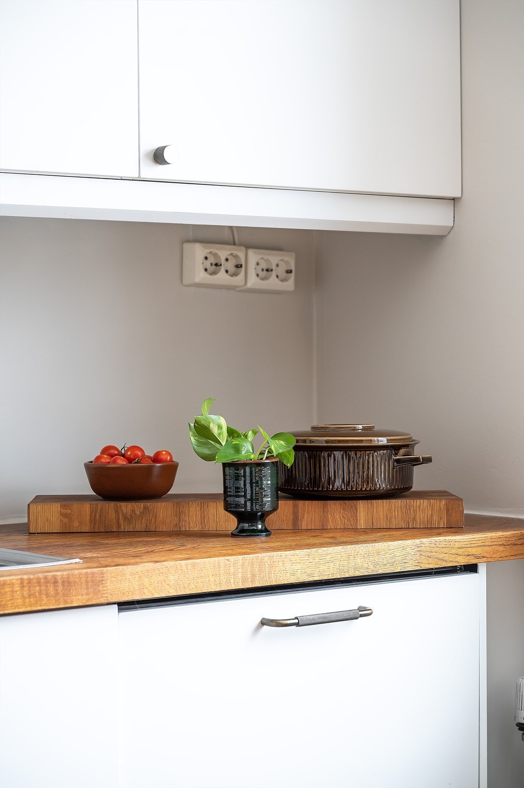 Benkeplaten i heltre gir en varm kontrast til de hvite, slette frontene. Galleribilde