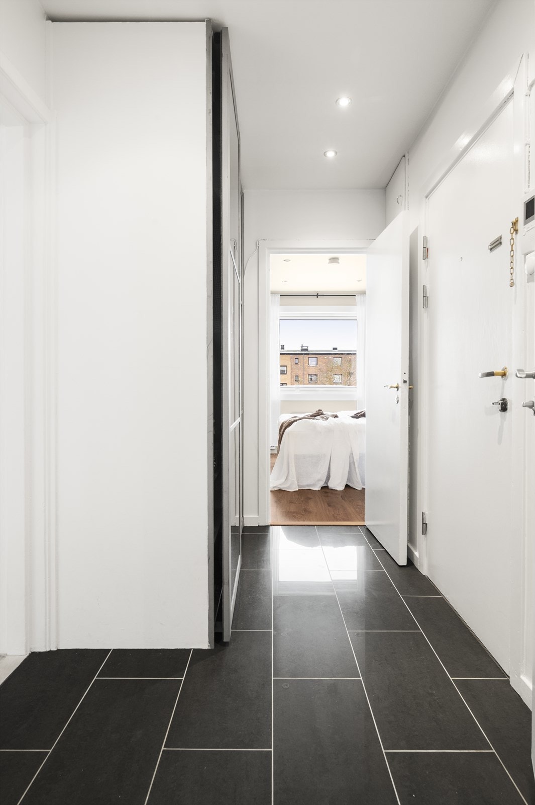 Entré med fliser på gulv som gir et fint førsteinntrykk, samtidig som de er svært praktiske i hverdagen - slitesterke, enkle å holde rene og perfekte for norske værforhold. Galleribilde