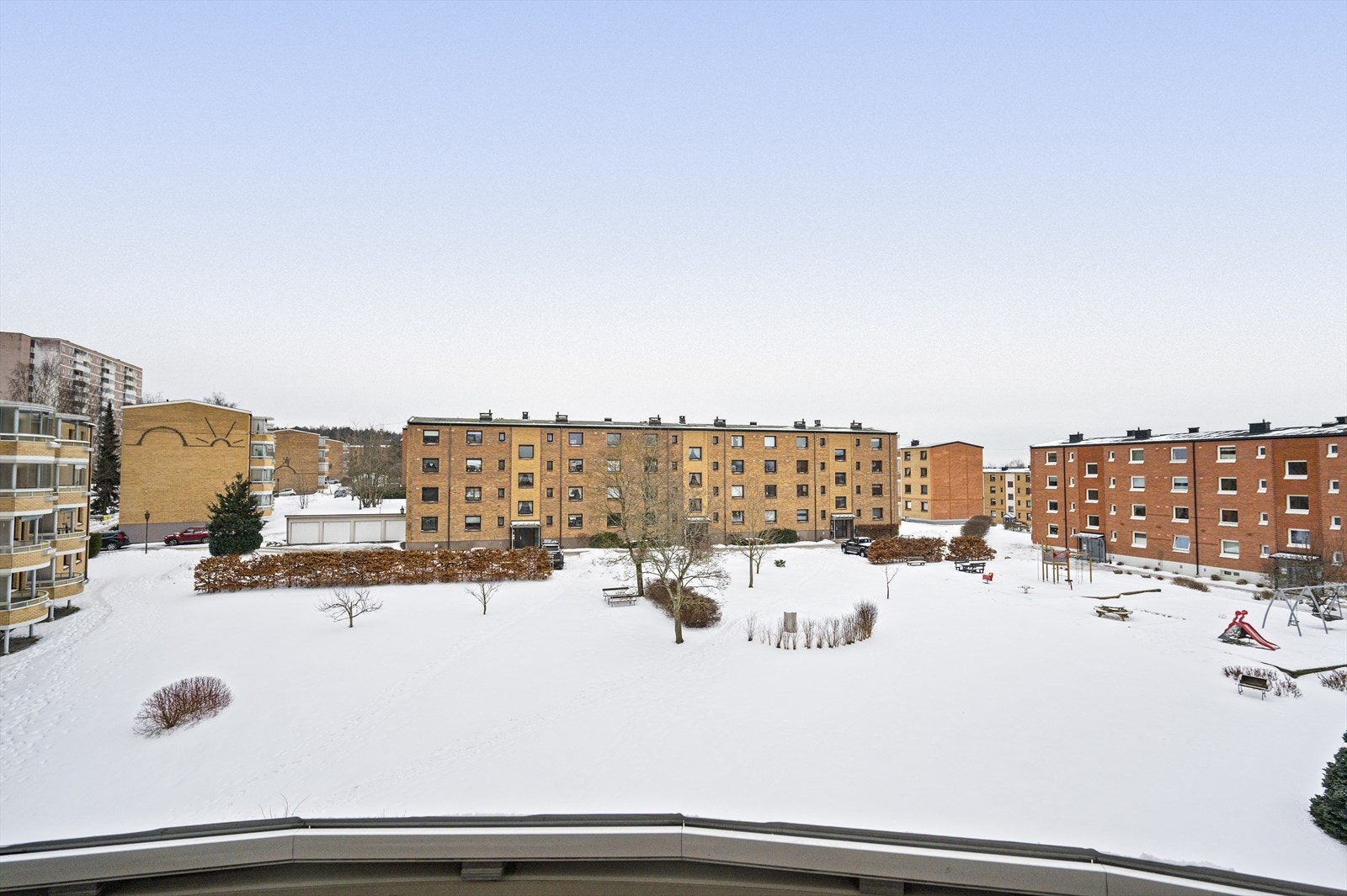 Fra balkongen er det et hyggelig utsyn mot syd over borettslagets fellesområder. Galleribilde