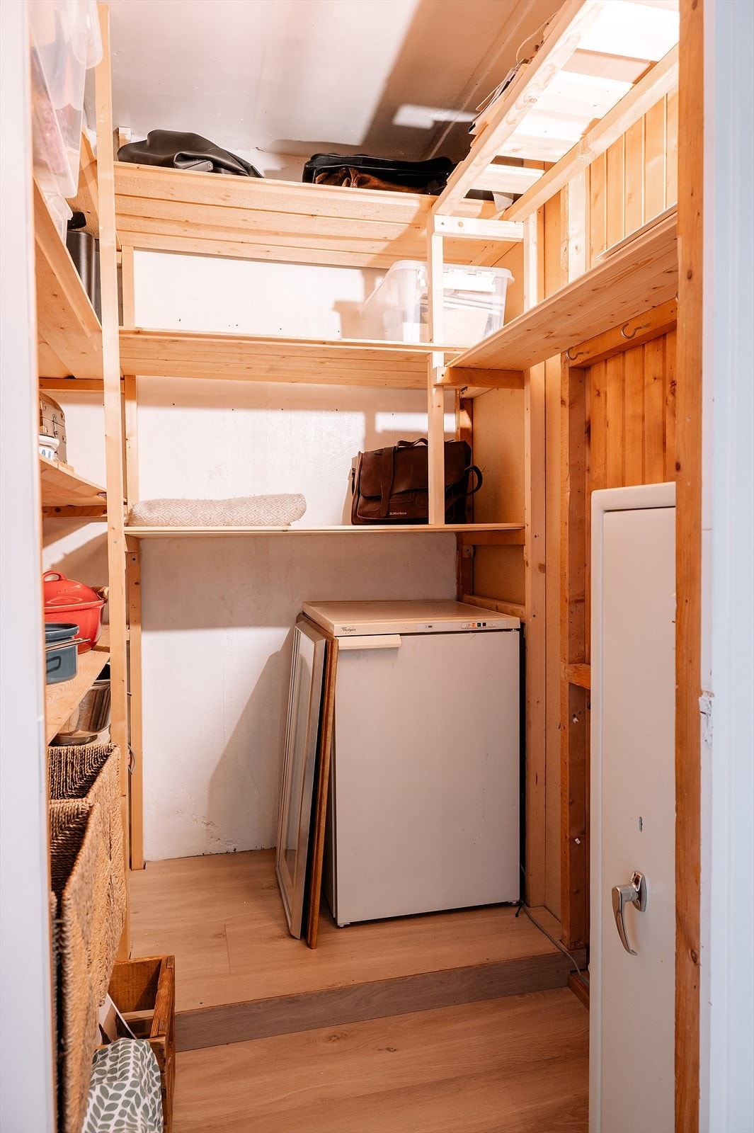 Leiligheten disponerer en praktisk innvendig bod for ekstra lagring. Galleribilde