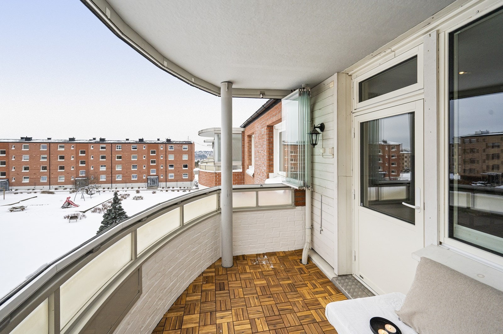 Balkongen vender mot borettslagets rolige og grønne fellesområder. Galleribilde