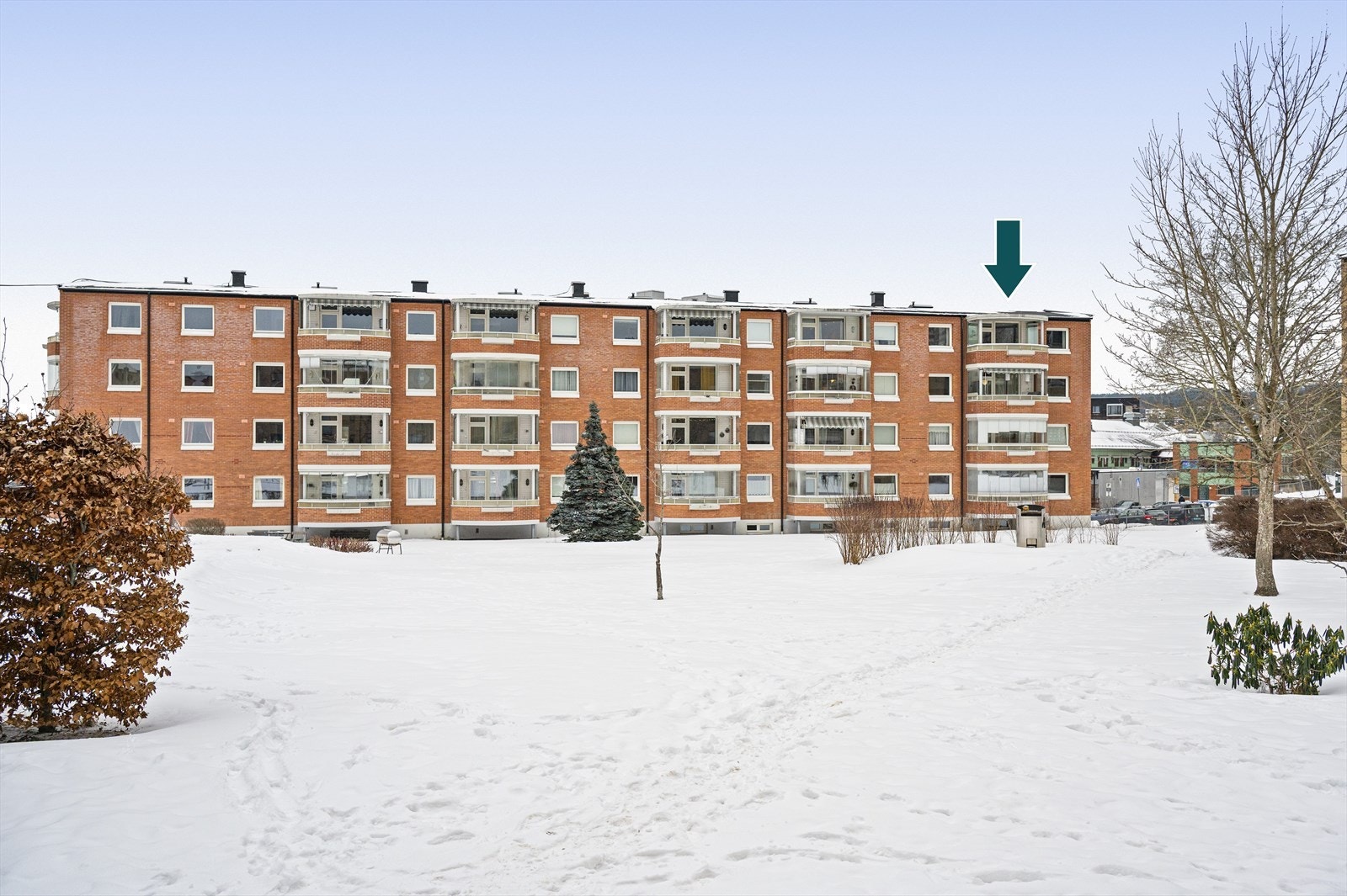 Leiligheten har en fin intern beliggenhet i et veletablert borettslag. Galleribilde