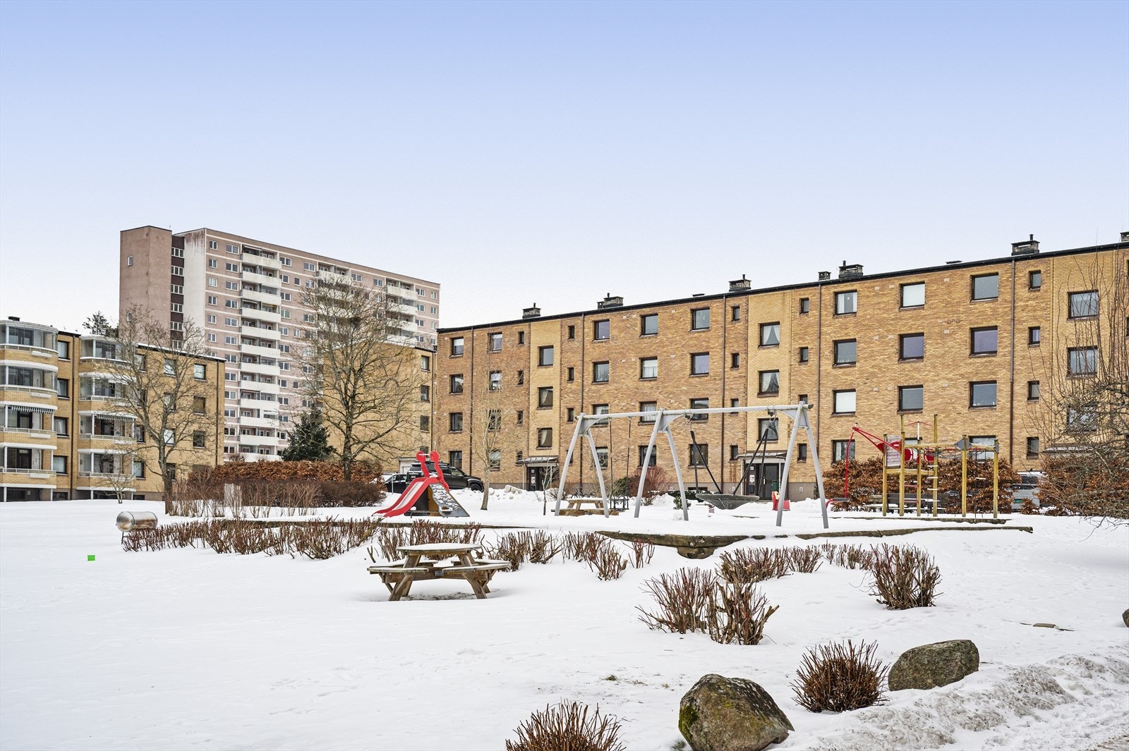 Beliggenheten er attraktiv og barnevennlig med kort vei til flere lekeplasser. Galleribilde