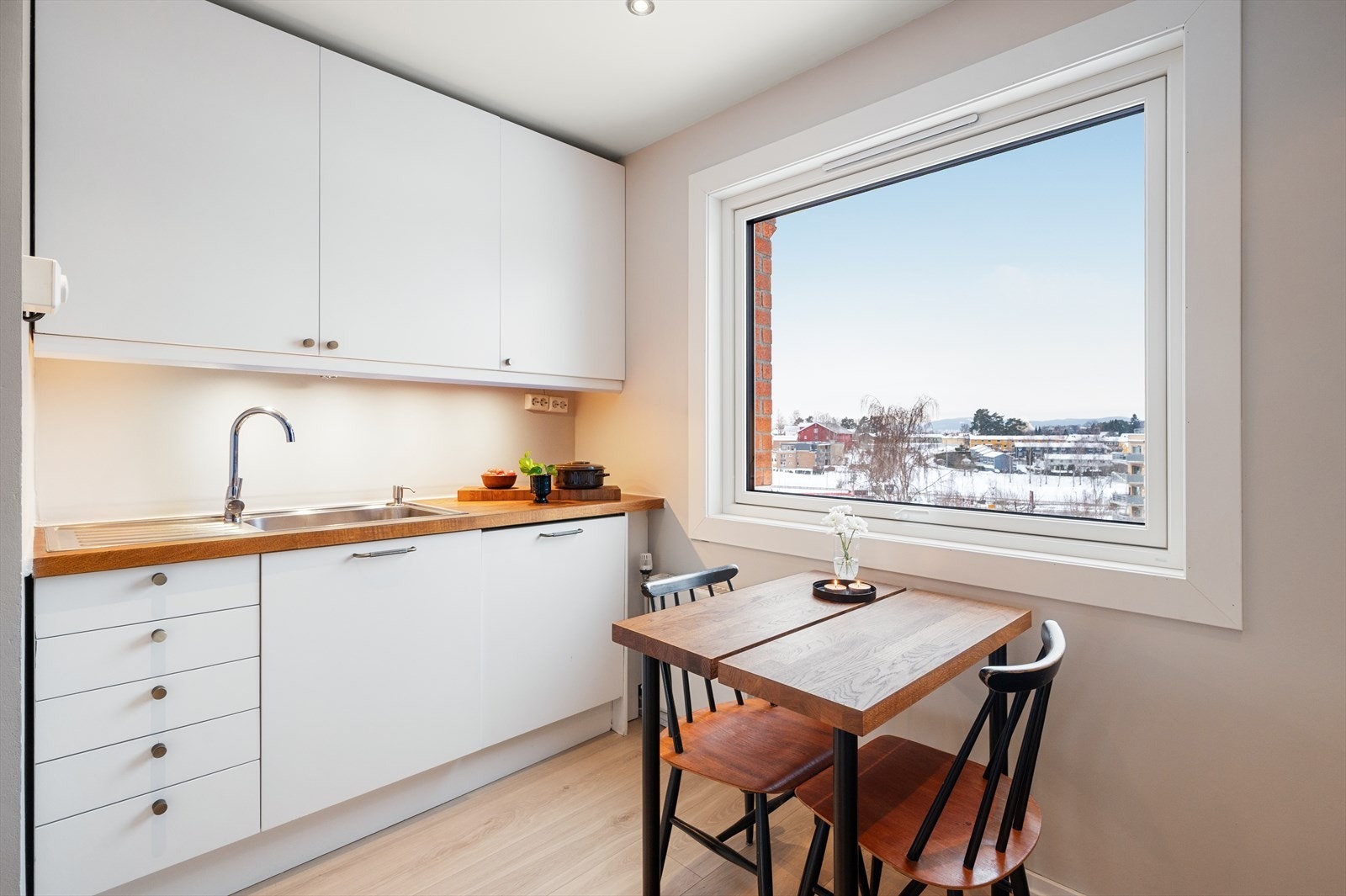 Godt med skapplass og et vindu som gir ekstra arbeidslys over benken. Her kan man ifølge selger nyte solnedgangen. Galleribilde