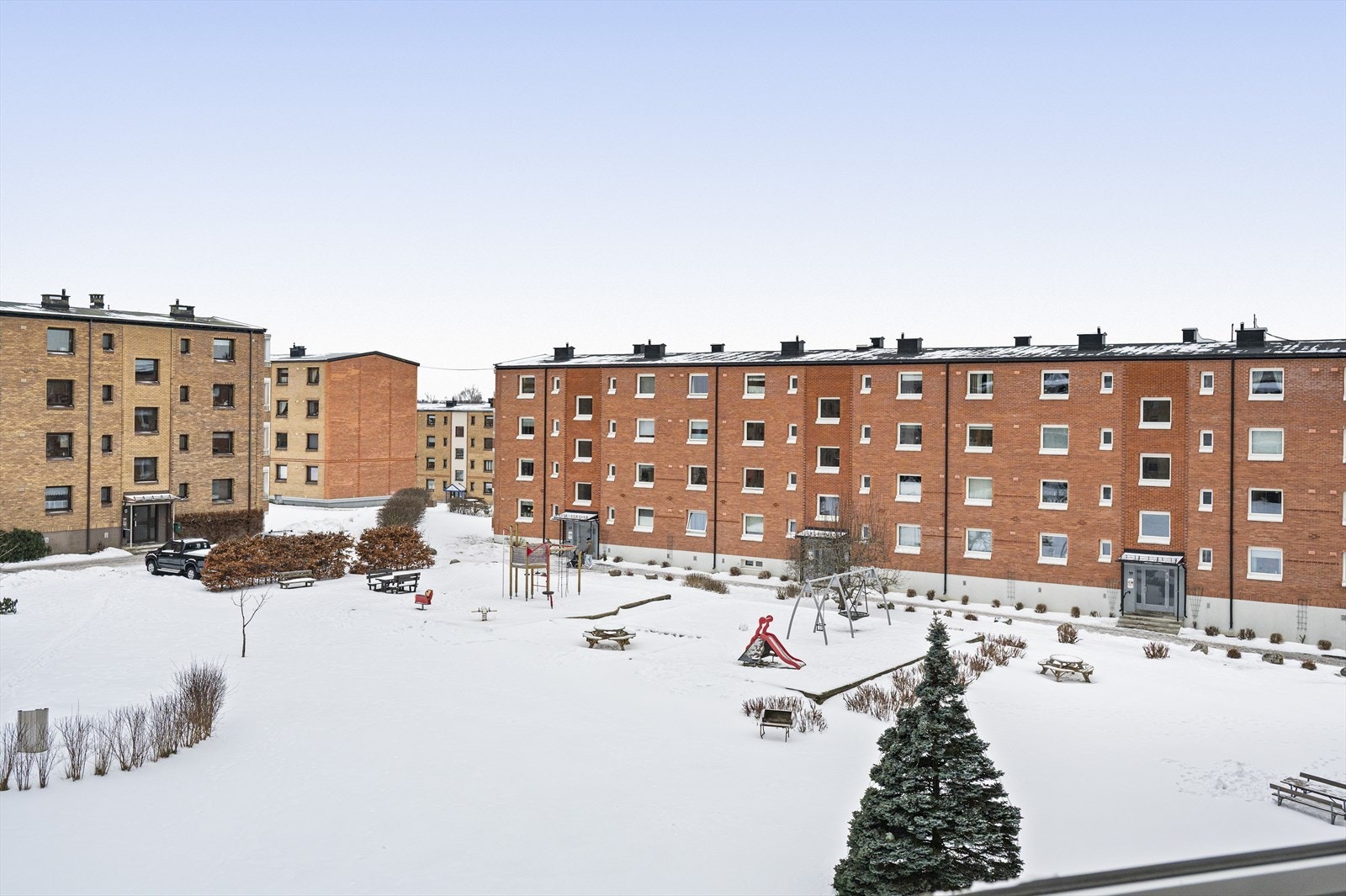 Store, grønne fellesarealer omkranser bygningsmassen. Galleribilde
