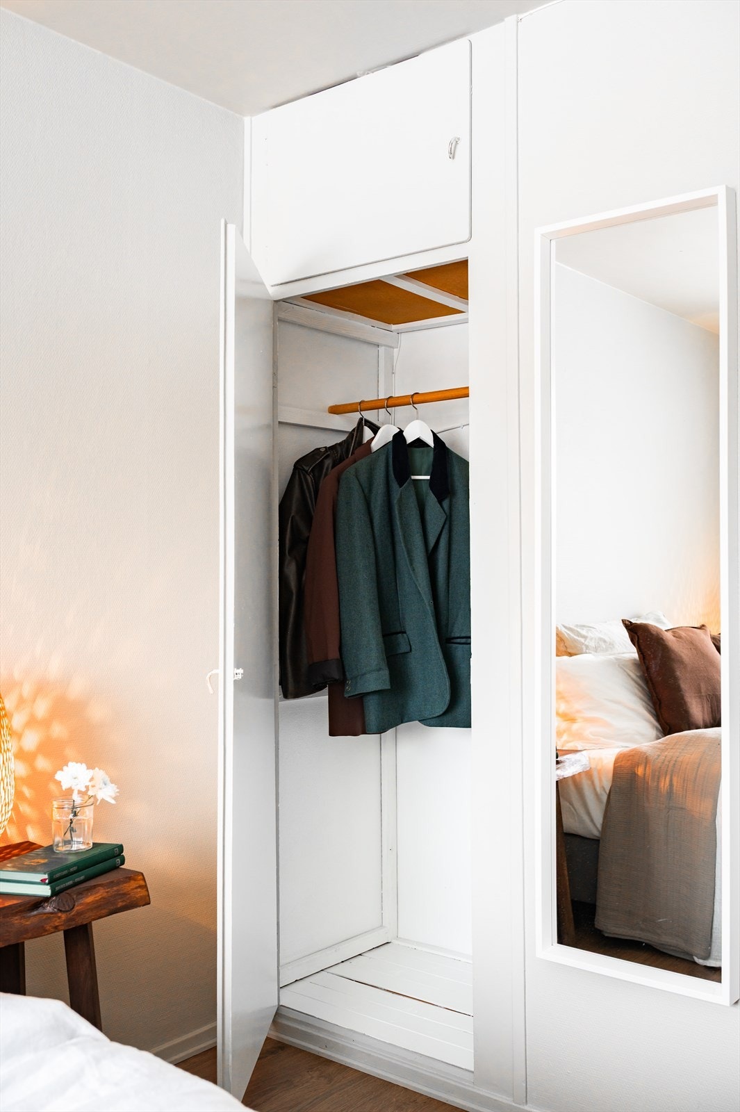 I tillegg til garderobeskap har rommet et praktisk, originalt innebygget skap. Galleribilde