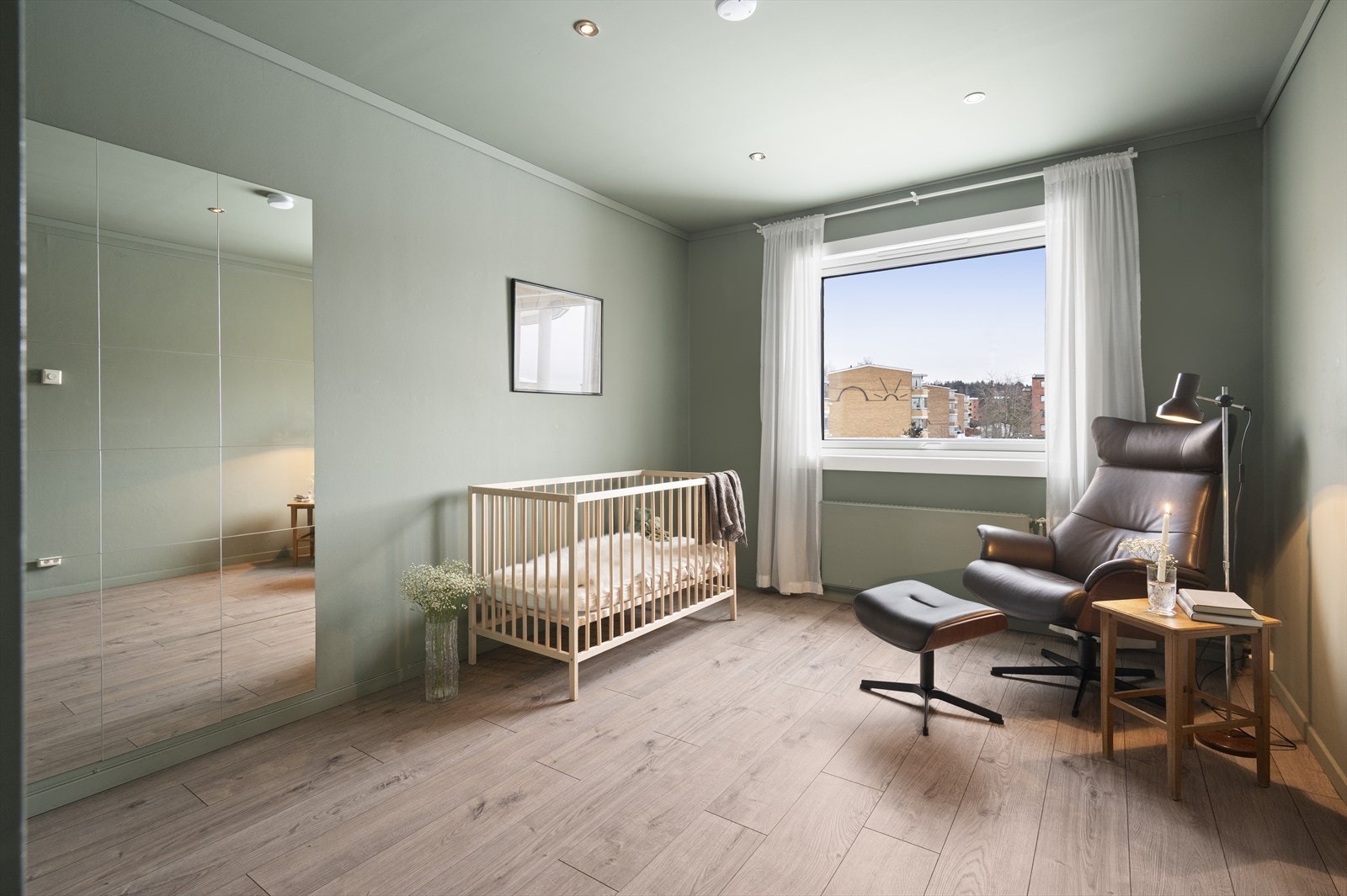 Leiligheten byr på 3 romslige soverom. Dette rommet egner seg godt som hovedsoverom eller barnerom. Galleribilde