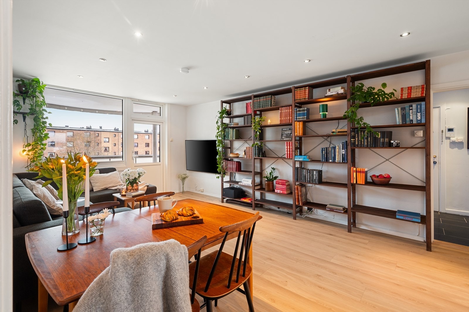 Stuen er romslig og har plass til både sofagruppe og spisebord. De store vindusflatene gir en god romfølelse og rikelig med naturlig lys. Galleribilde