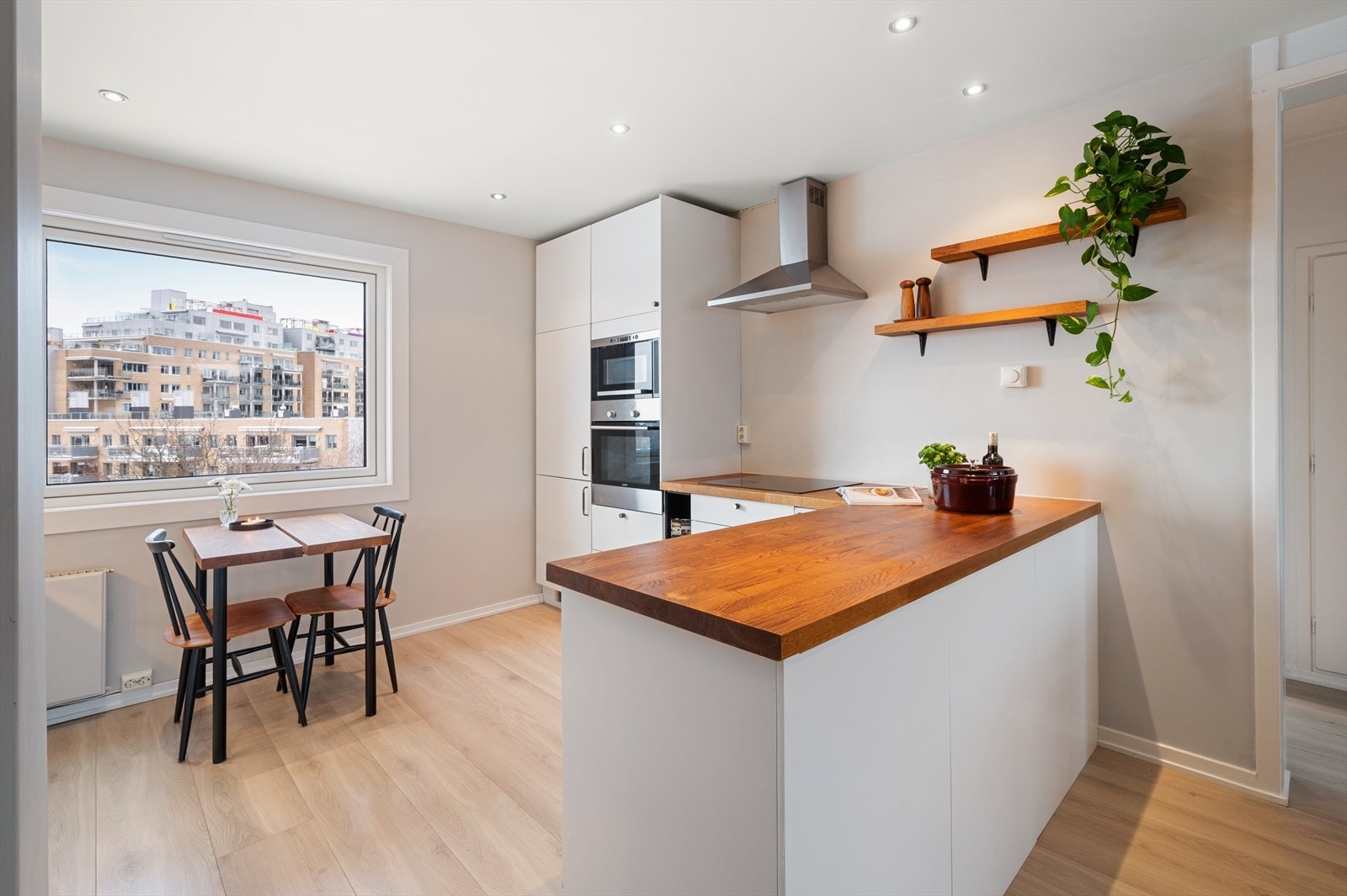 Kjøkkenet er praktisk utformet med en halvøy som gir ekstra benkeplass og en naturlig spiseplass. Galleribilde