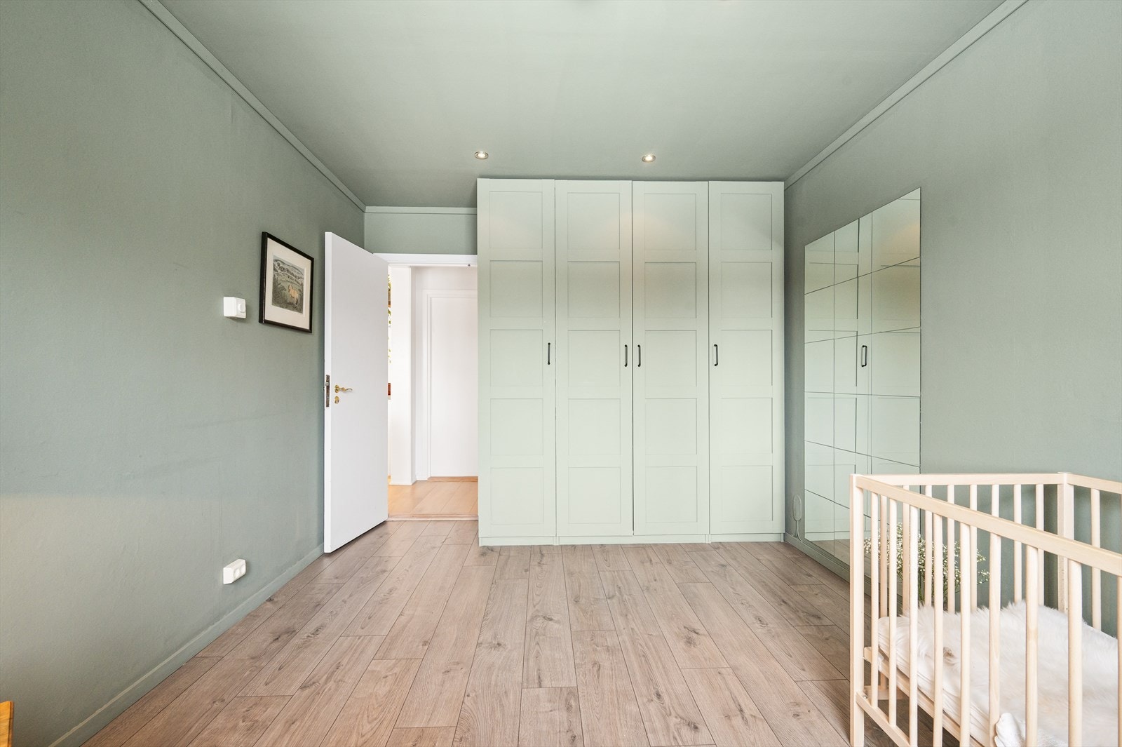 Romslig garderobeskap som gir god oppbevaring og en økt romfølelse. Galleribilde