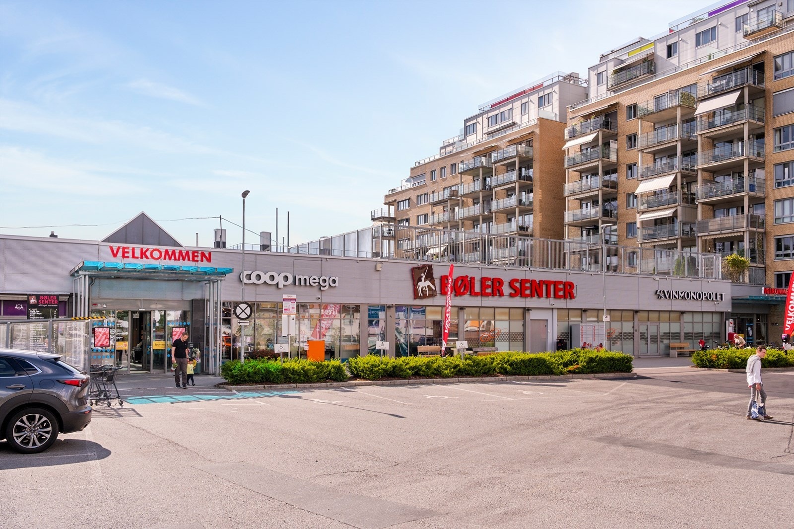 Bøler Senter med et godt utvalg butikker og servicetilbud ligger kun få minutters gange unna. Galleribilde