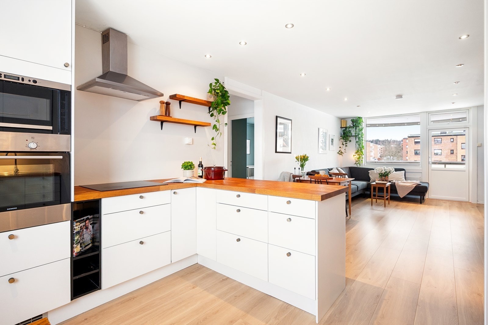 Den åpne løsningen mot stuen skaper et sosialt og innbydende allrom. Galleribilde