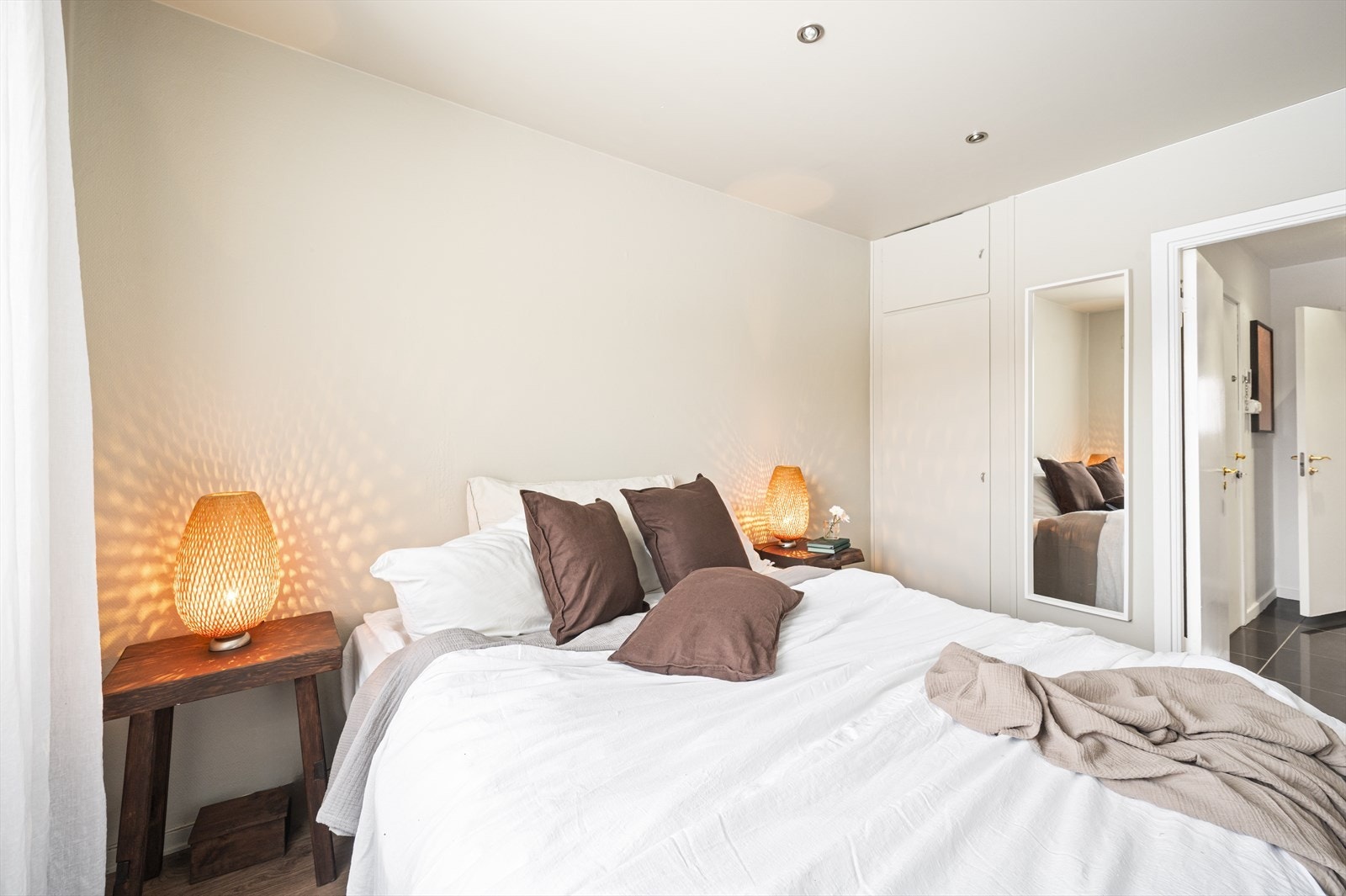 Rommet har god plass til dobbeltseng og tilhørende møblement. Galleribilde