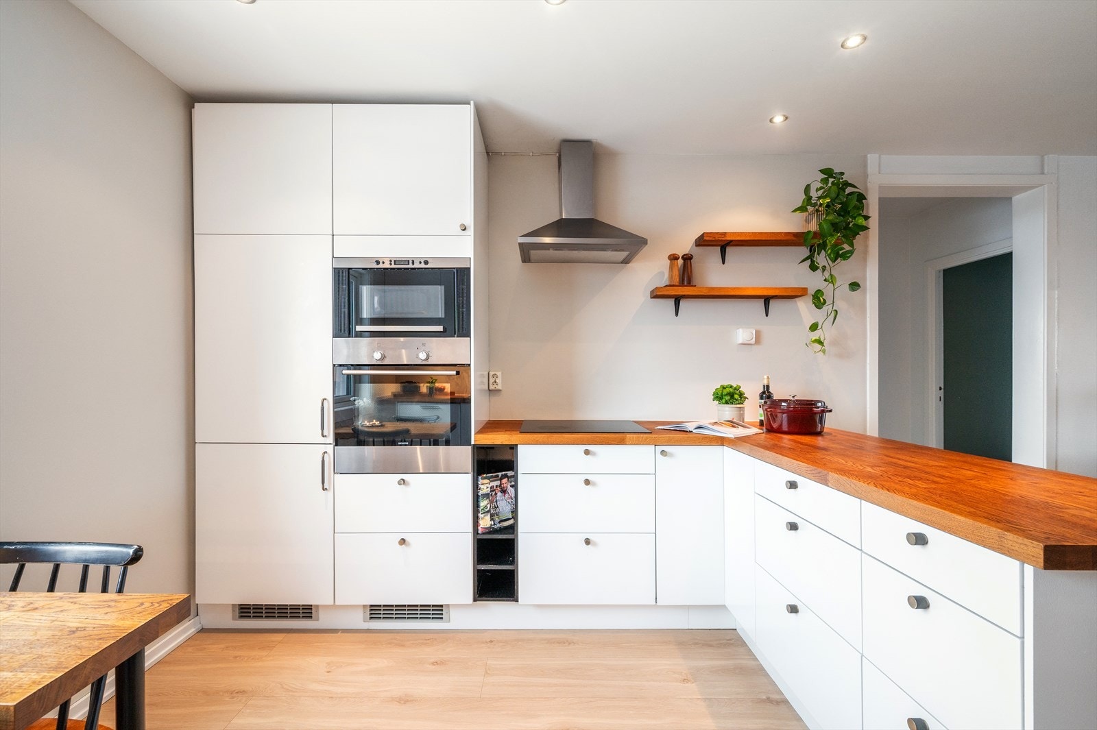 Kjøkkenet ble oppgradert med nye fronter og benkeplate i 2021. Det har integrert kjøleskap, stekeovn, mikrobølgeovn og induksjonstopp. Galleribilde