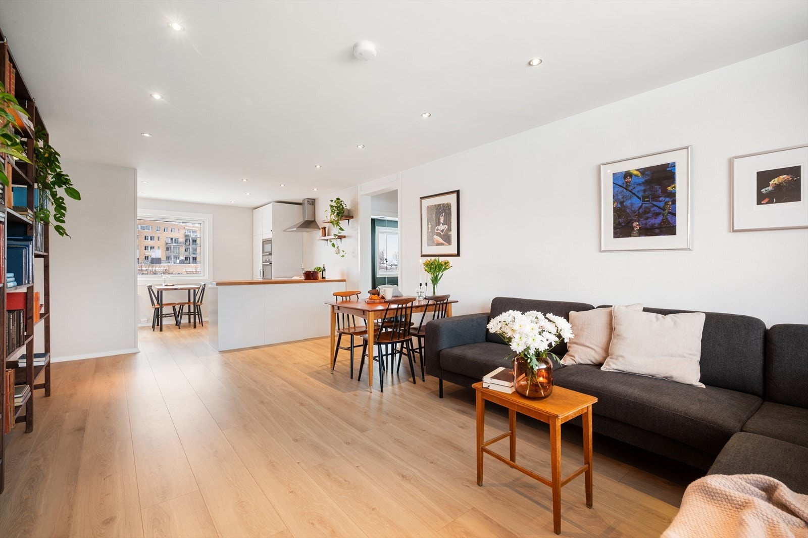 Velkommen til denne lyse og gjennomgående 4-roms toppleiligheten med en åpen og sosial planløsning. Galleribilde