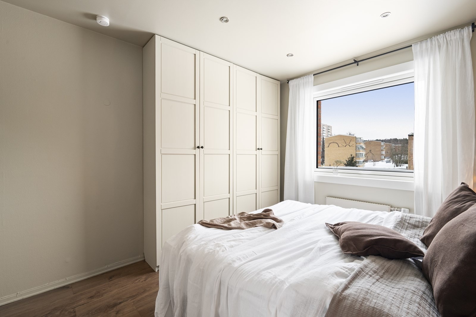 En praktisk garderobeløsning gir rikelig med oppbevaringsplass. Galleribilde