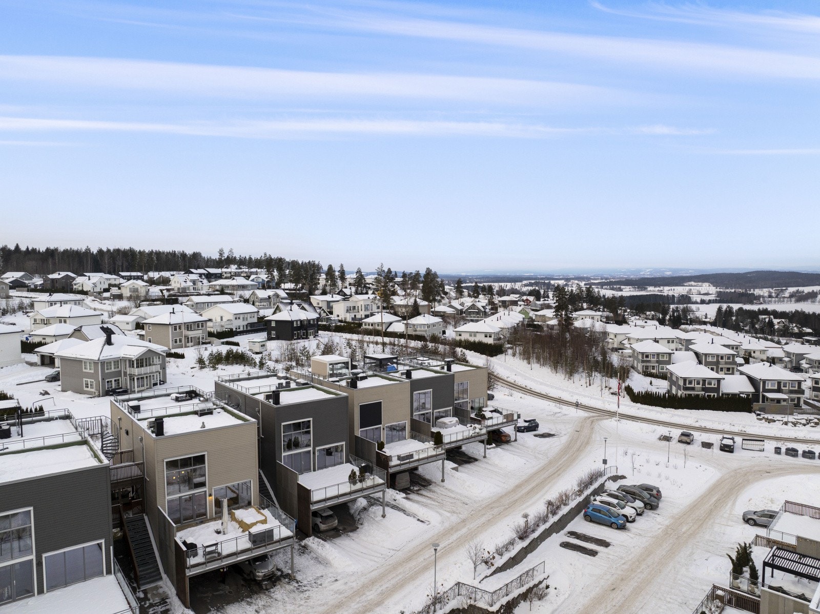 Eiendommen har en attraktiv beliggenhet på Neskollen i rolige og barnevennlige omgivelser, med gangavstand til barnehage og barneskole samt umiddelbar nærhet til marka. Galleribilde