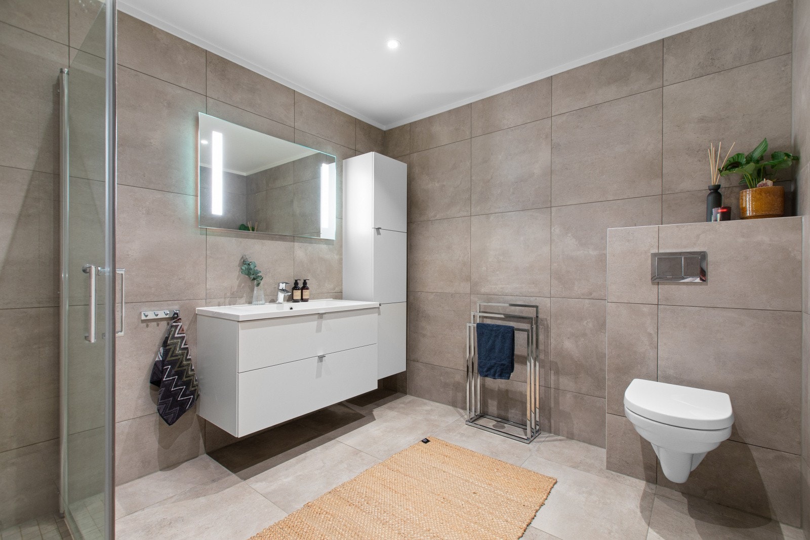 Det andre badet fremstår delikat, med lekre fliser, behagelig gulvvarme og downlights i himlingen. Galleribilde