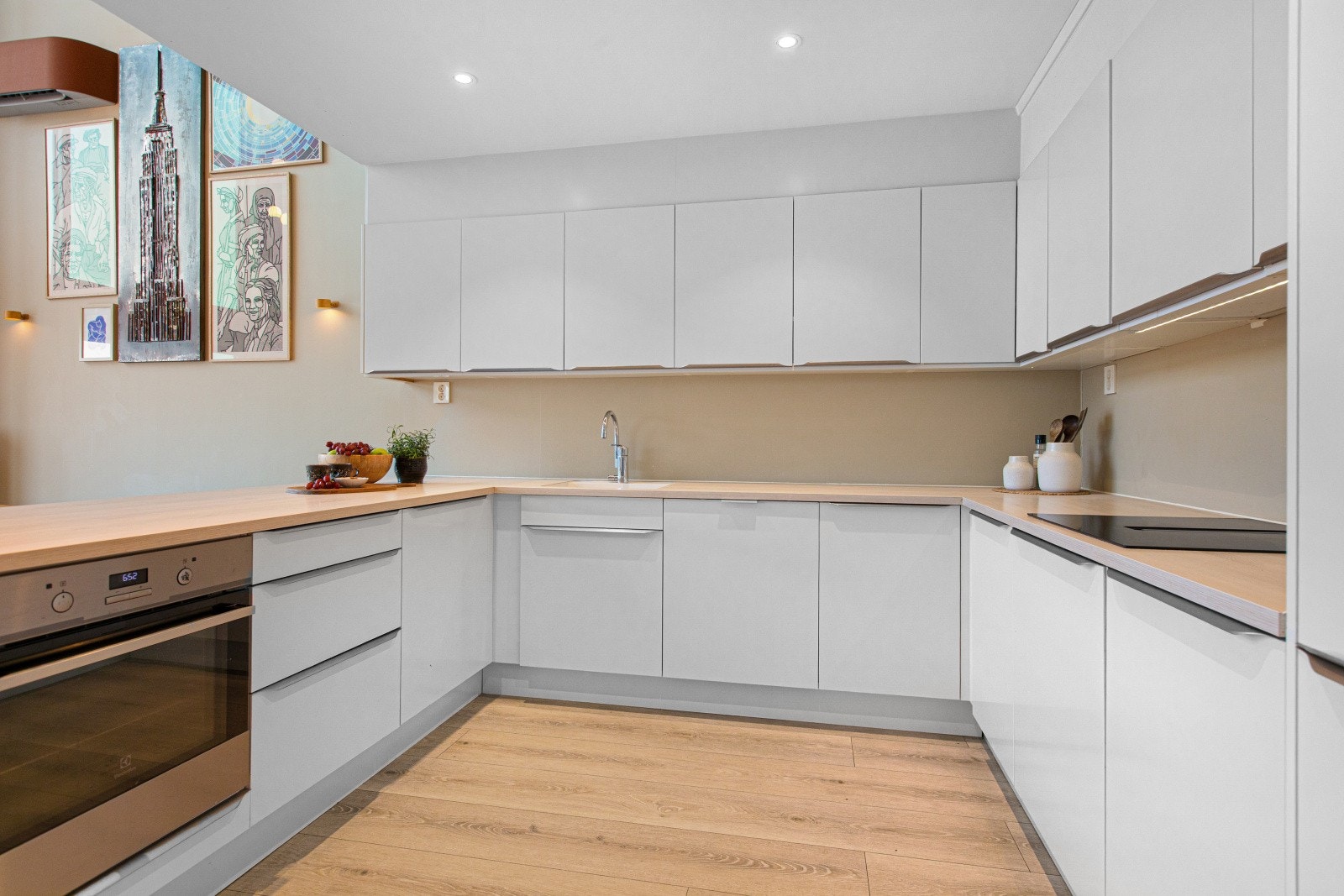 Delikat kjøkkeninnredning fra Sigdal med rikelig benkeplass og gode arbeidsflater. Galleribilde