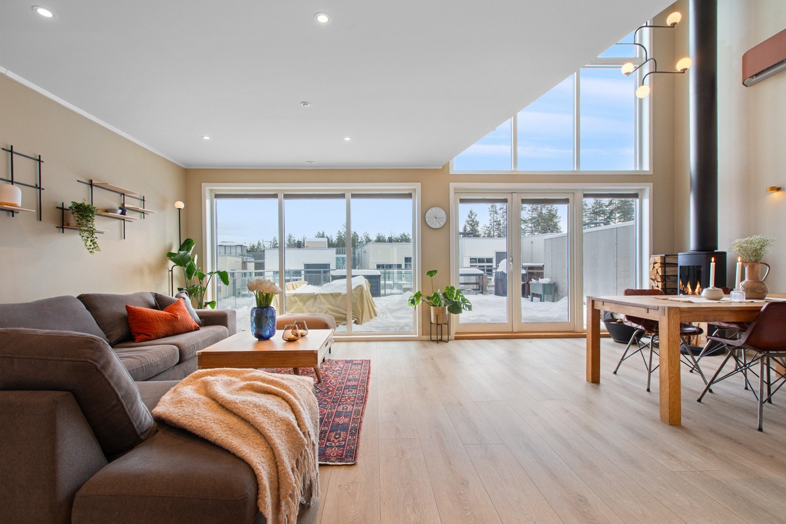 Her er det rikelig med plass til både spisebord og sofamøblement, noe som gir gode soner for både hverdagsliv og hyggelige sammenkomster. Galleribilde