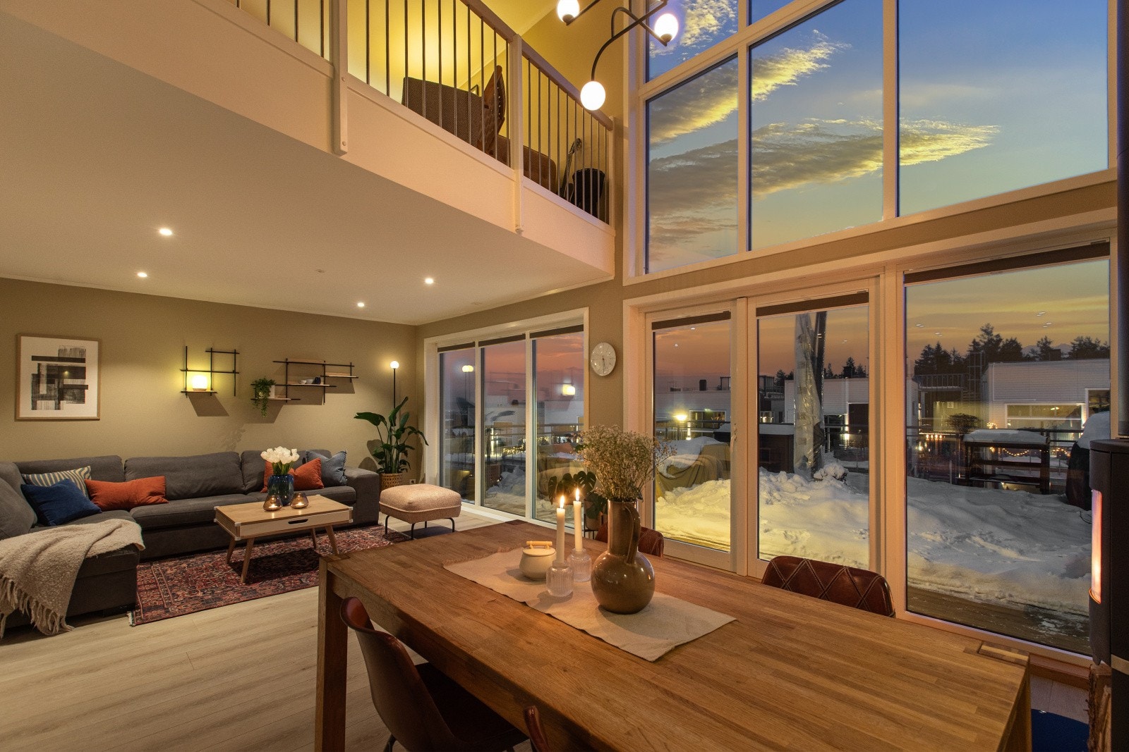 Eiendommen kan blant annet skilte med en imponerende takhøyde i kjøkken og stue, som gir en luftig romfølelse og et flott innslipp av naturlig lys. Galleribilde