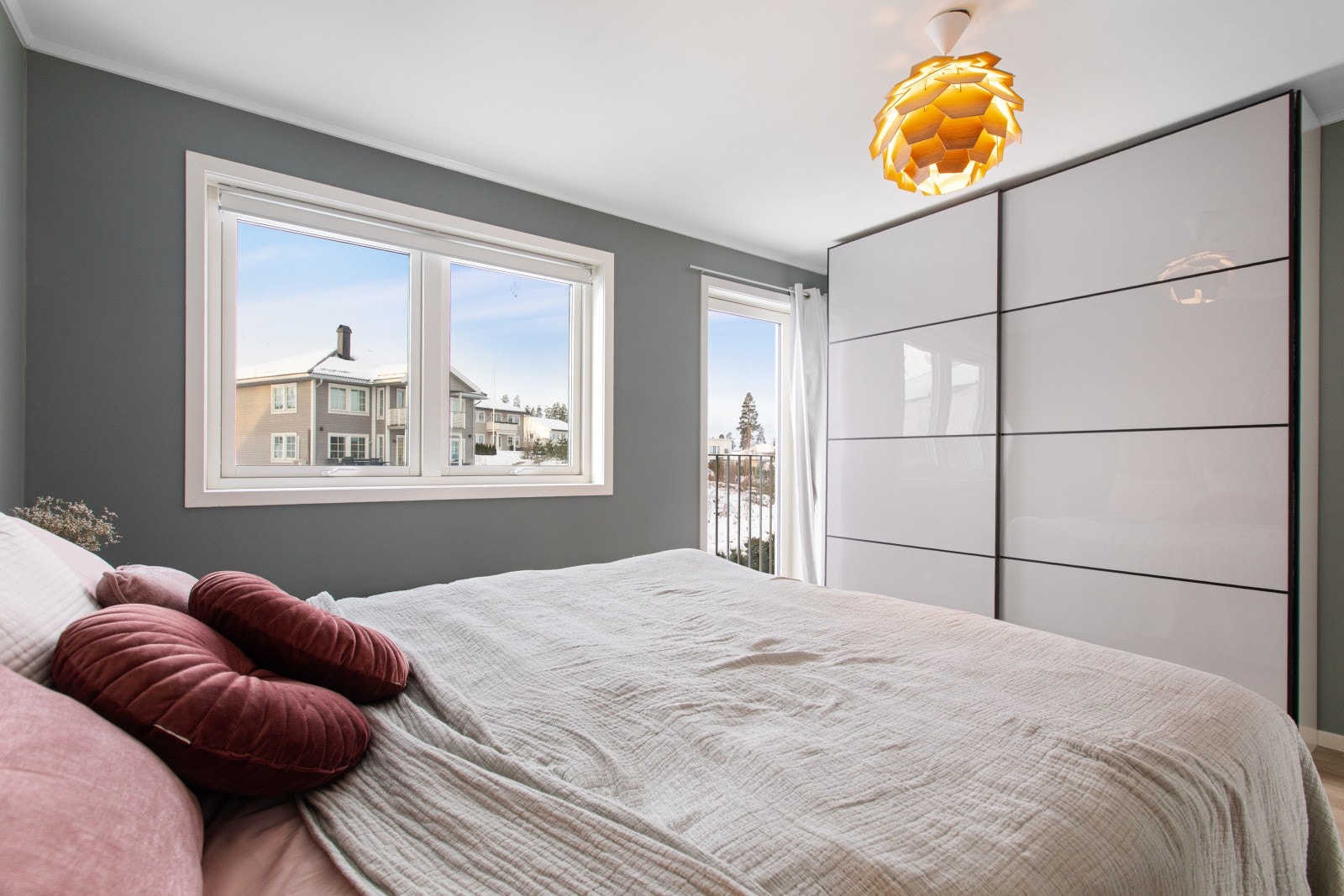 Hovedsoverommet er praktisk innredet med skyvedørsgarderobe som gir gode oppbevaringsmuligheter. Galleribilde