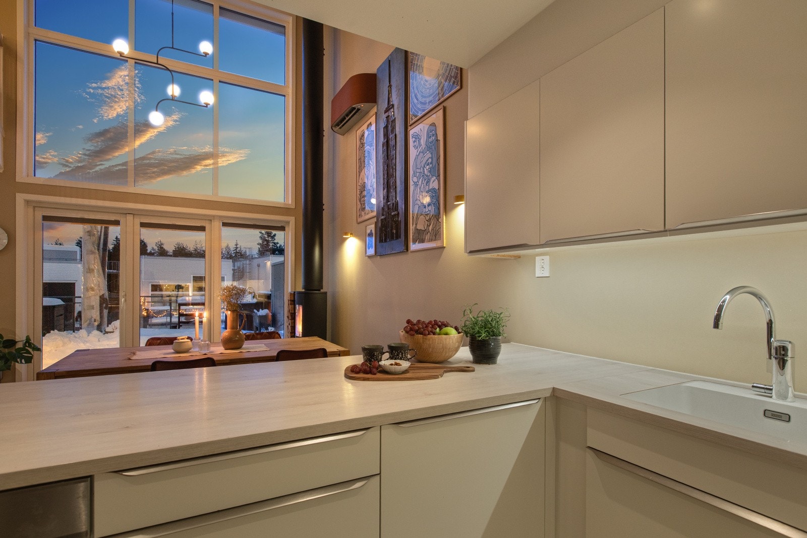 Boligen byr på et delikat Sigdal-kjøkken, utstyrt med blant annet komfyr, induksjonstopp med integrert ventilator, oppvaskmaskin og kombinert kjøl/frys - en stilren og funksjonell løsning for både hverdag og selskap. Galleribilde